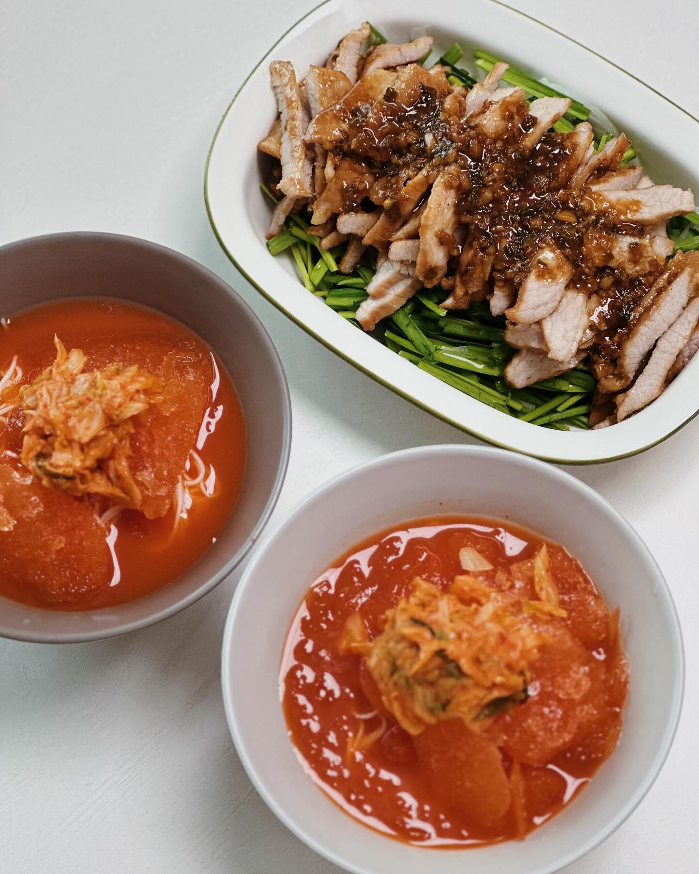 늦은 주말아점
더운 여름에 어울리는 시원한 김치말이국수와 항정살간장조림🎶