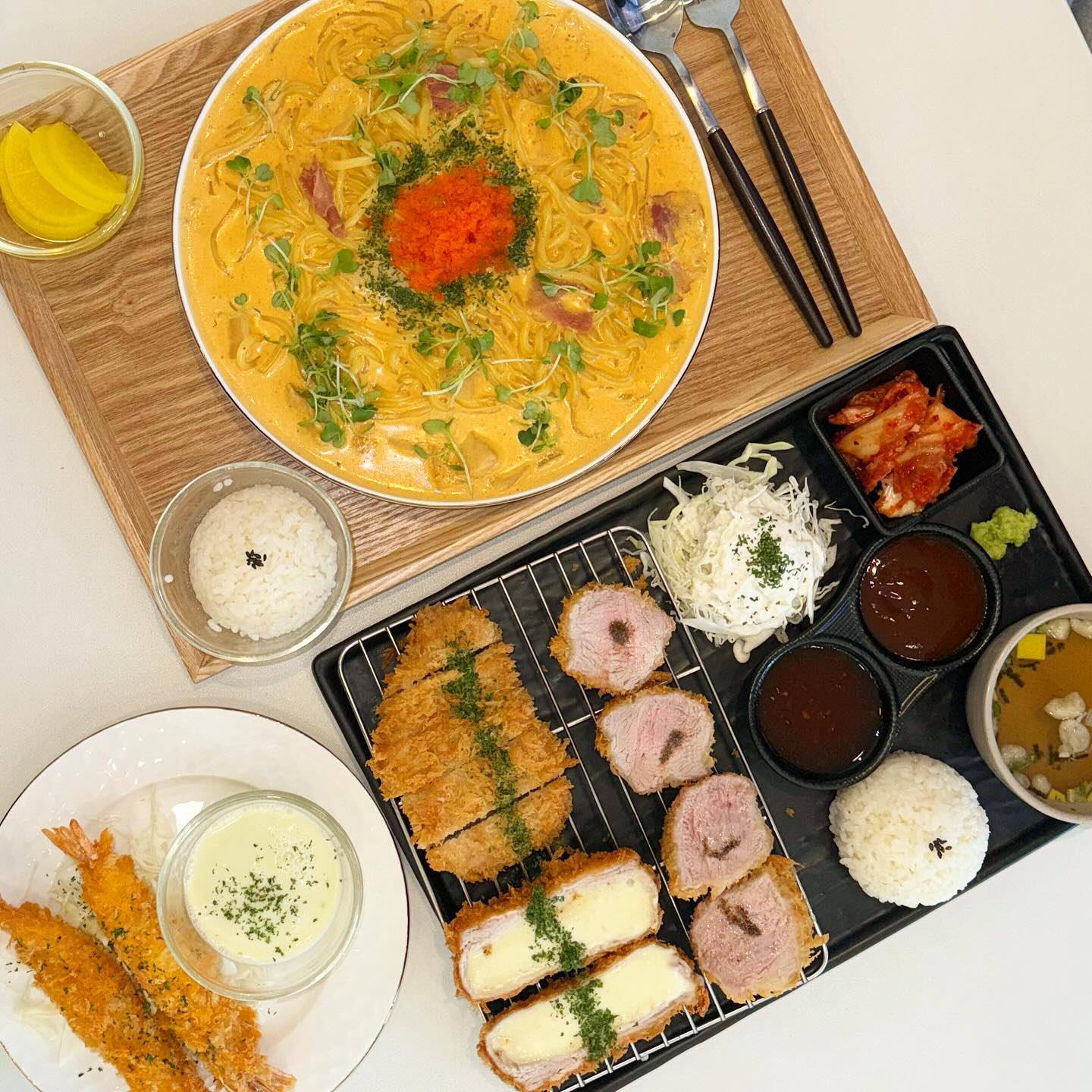 경산 중방동에 위치한 돈가스 맛집 ‘모도리 식당’ 

경산에서도 드디어‼️돈가스 맛집 발견 🔎😋
경산인들은 돈가스 맛집 찾으러 대구까지 안나가도 된다는사실 🥳

요즘같은 물가에 만원도 안되는 가격으로
등심과 안심 두가지를 취향 껏 즐길 수 있고 
등심,안심,치즈까지 모든 돈가스를 맛 볼수있는 ‘모듬돈가스’까지 🤤

돈가스 외에도 제육볶음,오징어볶음,파스타,우동 등등
여러가지 메뉴도 함께 즐길 수 있습니당 👍

바삭속촉 돈가스들을 맛 보고싶다면 
‘모도리식당’ 강추강추 ⭐️⭐️⭐️

•등심/안심 돈가스 9,500 
•모듬돈가스 14,000
•매콤 날치알 크림 카레우동 12,000

(사진에 나와있는 메뉴만 적었습니다)

📍경북 경산시 원효로4길 5 모도리식당
🕰️ 11:00-21:30 라스트오더 21:00
  월요일 정기휴무
🅿️ 가게 앞/옆 주차가능

#대구경산 #대구경산맛집 #경산맛집 #대구돈가스 #경산돈까스 #모도리식당