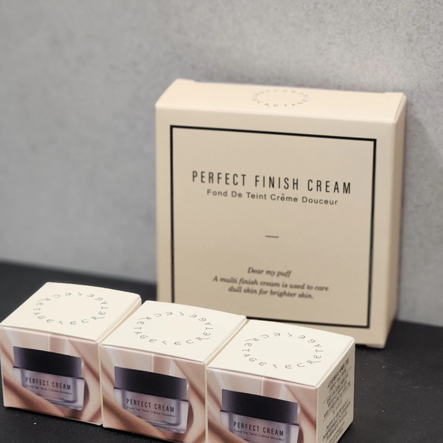 #협찬 
secretage_official
파운데이션 맞는 제품 찾기 힘들었는데 친구 추천으로 사용해본 미니 퍼펙트크림 ✨️

평상시에 기미, 홍조, 다크써클때문에 고민이 많았는데 커버력이좋아서 확실히 흡족한 제품이예요. 
7g 미니사이즈로 가방에 쏙 넣고 다니기도 편해요. 
매트한편이라 피부가 건조하지 않을까? 생각했는데 스킨케어베이스 성분이 들어가 있어서 메이크업이 무너져도 수분감이 차오르는 듯한 피부로 표현이 됩니다. 
TIP 📍피부가 악건성일 경우는 조각퍼프에 물을 적셔 사용하거나, 오일이나 에센스를 소량 믹스해서 사용하시면 좋아요.