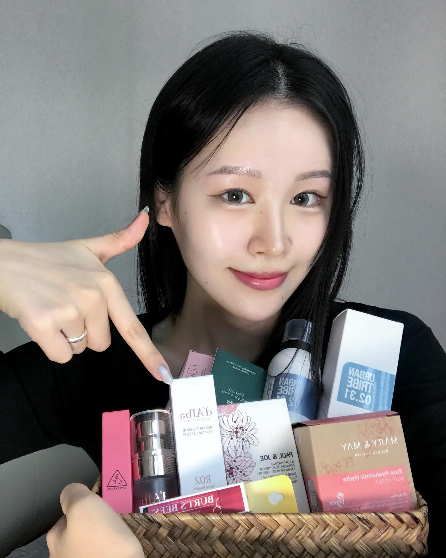 #협찬 얼루어 allurekorea 에서 발렌타인데이 기프트박스 받았어요!!🍫💝

항상 정성가득히 보내주시는 기프트한뭉탱이에 감동백스푼,,,
이번 기프트박스에는 평소에 애용하던 달바 dalba_piedmont  헤어미스트랑 3ce 3ce_official 틴트랑 폴앤조보떼 paulandjoebeaute_kr 파운데이션 글루밍 프라이머까지 들어있어 핑크핑크한 발렌타인 무드 한가득,,,💕

매 분기마다 감동이에요 얼루어,,(하트)

#얼루어발렌타인박스 #얼루어 #네오젠 #달바 #루미노베이션 #리더스코스메틱 #마리엔메이 #버츠비 #세이브 #스킨1004 #슬로우허밍 #어반트라이브 #오어스 #이너수 #폴앤조보떼 #3CE #CNP #V&A