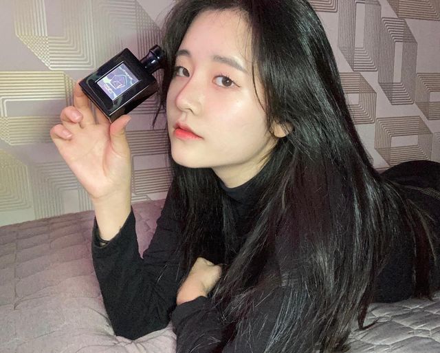 김은교 on Instagram: "#광고 @forment_official 카리나, 정국 향수로 유명한 제품인 #포맨트 시그니처 퍼퓸 코튼 허그 중성적이고 무게감 있는 향기여서 쌀쌀해지고 있는 요즘 날씨에 사용하기 딱 좋