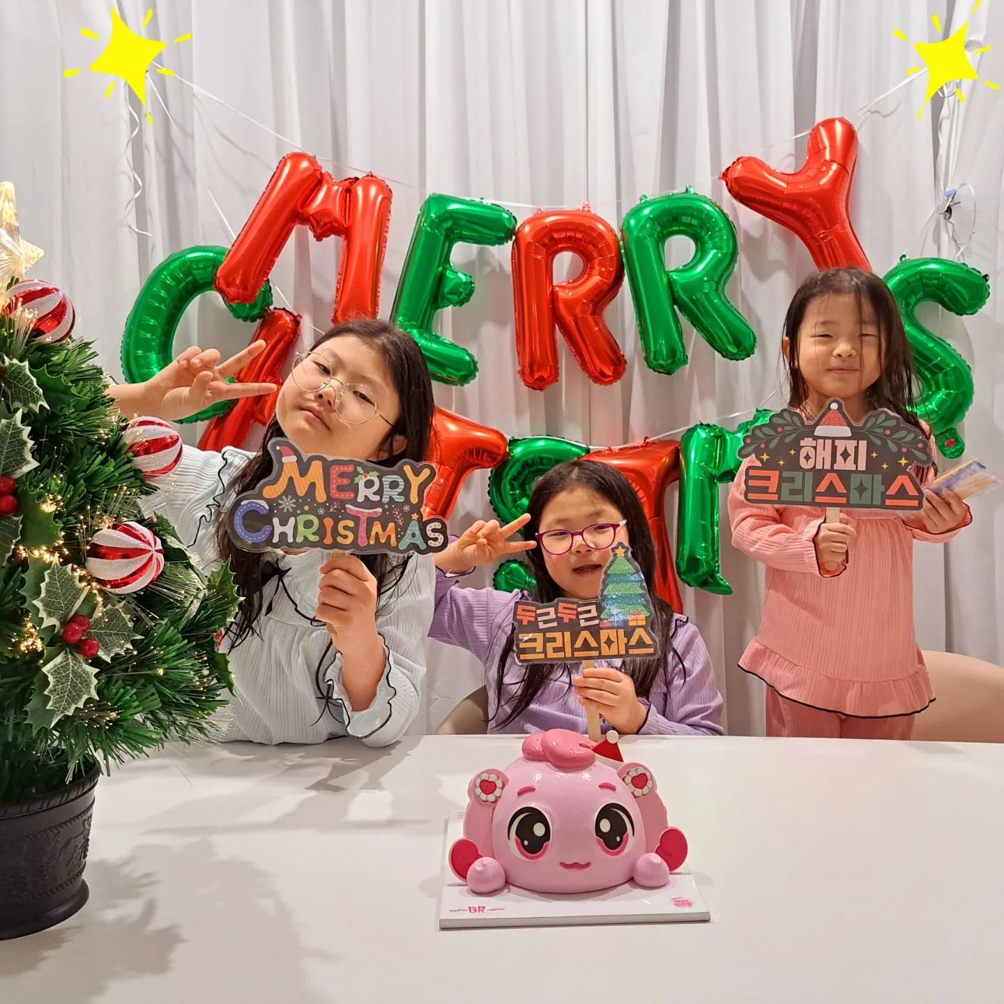 2023년 크리스마스 이브날...♡
머릿속 복잡 복잡 +
마음속도 부글부글하지만
딸들 미소 보고 잠시나마 캄다운~~~

이 또한 지나가리라...

#어른이나 애나
#사춘기인가
#고럼 나는 갱년기인가
#내려놓기가 필요해
#생각 없이 살고 싶다