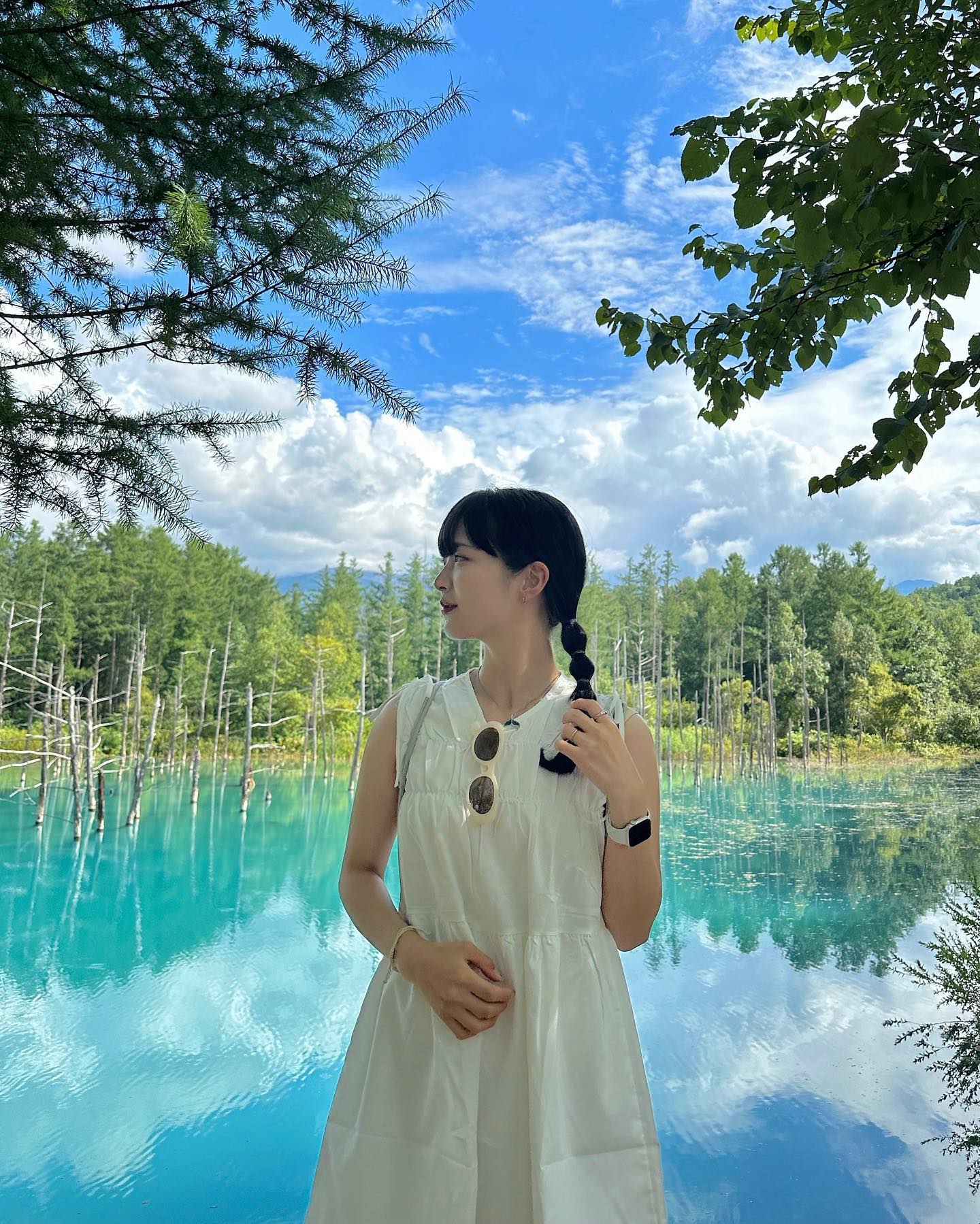 📍 넋 놓고 바라보게 되는 에메랄드빛 청의 호수🩵
⠀
훗카이도 비에이를 여행하며 가장 마음에 들었던 곳, 바로 청의 호수! 소다 한 움품 풀어둔 듯한 청량한 색의 물과 호수에 있는 나무들이 신비한 느낌을 가득 준답니다🧚🏻‍♀️
⠀
청의 호수는 태양빛을 받을 때만 이렇게 맑고 투명한 빛을 띈다고 하니 반드시 햇빛 쨍쨍 맑은 날에 방문하세요🌞
⠀
✔️ 입장료 무료, 주차비 유료.
✔️ 근처에 위치한 흰수염폭포도 멋있어요✨
⠀
⠀
#태윤_일본