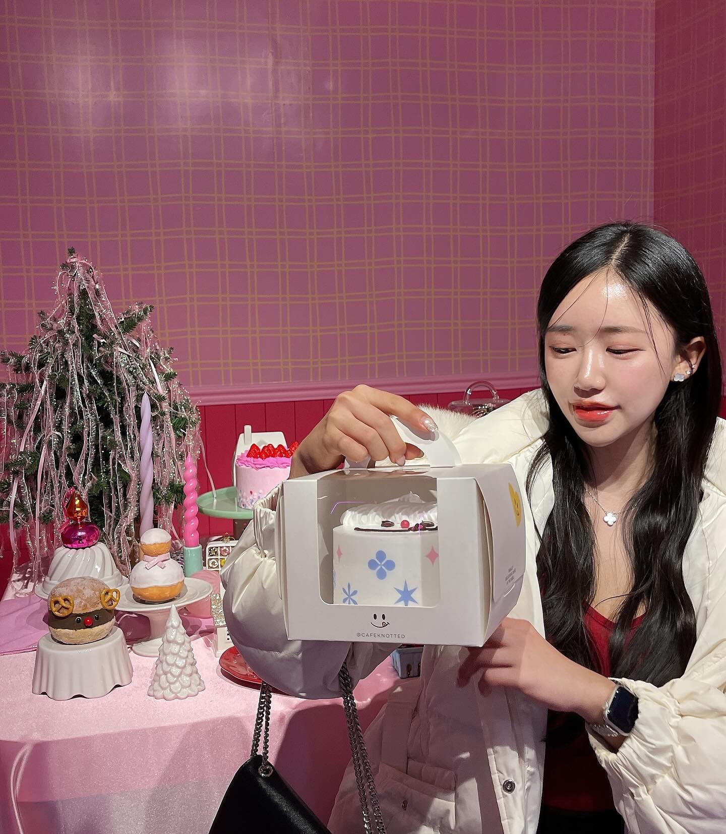 🍩🎄노티드의 크리스마스 시즌 메뉴가 출시되었어요🍩🎄
도넛 4종과 음료 4종, 케이크 7종이 새로 나왔는데요

저는 이번에 방문해서 도넛 4종이랑 음료 2종 먹어봤는데 
너무 귀엽고 당충전도 제대로 되더라구요😋
6층에도 레트로 무드의 크리스마스 팝업이 열려있어서 
사진 찍을 곳도 많고 볼거리가 많아요

크리스마스 케이크 사전예약은 11월 30일부터 12월 22일까지래요
카카오 예약하기나 노티드 스토어를 통해 예약하면 
사전 예약 기프트도 제공된다고 하고
현장에서도 예약이 가능하다고 하니 참고하세요!
저도 작년 연말에 노티드 케이크 먹었는데 디자인은 말 할 것도 없구
저렴하고 맛있더라구요?
올해도 또 먹을거에오🐷🤍 
.
.
#knotted #노티드 #크리스마스 #노티드크리스마스 #잠실크리스마스 #노티드크리스마스케이크 #크리스마스케이크 #크리스마스데이트 #크리스마스선물 #크리스마스파티 #연말파티케이크 #잠실 #노티드월드#딸기케이크