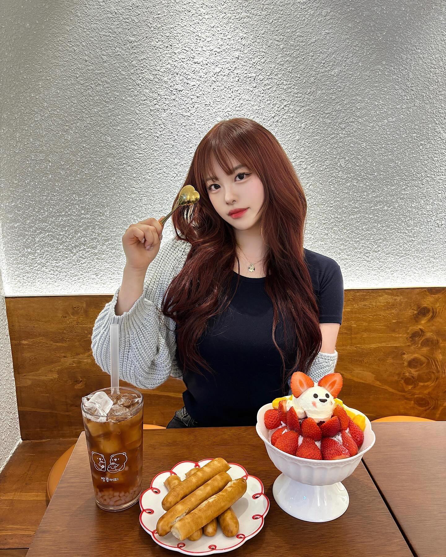 #광고 café_bbalkong
빙수가 너무 귀여운거 아니냐구 🐰

사계절 디저트카페 빨콩 🍧
요즘 더워서 빙수 먹고 싶었는데 
딸기&망고 반반 빙수 먹어서 햄복 🫶🏻
과일값도 비싼데 토핑 아낌없이 듬뿍 보이조 ••
토끼 귀여워서 먹기 아까워써요 ,,

신메뉴도 계속 나와서 메뉴 100개라는데
빙수 종류만 해도 짱 많아서 담엔 말차빙수 먹을꼬에요!!
크림치즈스틱프레즐도 맛있고 커피 못먹는 
나는 코코넛 젤리 아이스티 만족! 
커피도 최상위 등급 스페셜티원두를 사용했다고 해용 가격도 저렴하니까 다들 가보기💞

🫶🏻 빨콩_송도학원가점
▪️인천 연수구 신송로 153 더마란츠
▪️매일 11:00 - 23:00
☎️ 0507-1408-6225

#빙수 #빨콩빙수 #반반빙수 #과일빙수 #빙수맛집
#프리미엄빙수 #사계절디저트카페 #카페추천