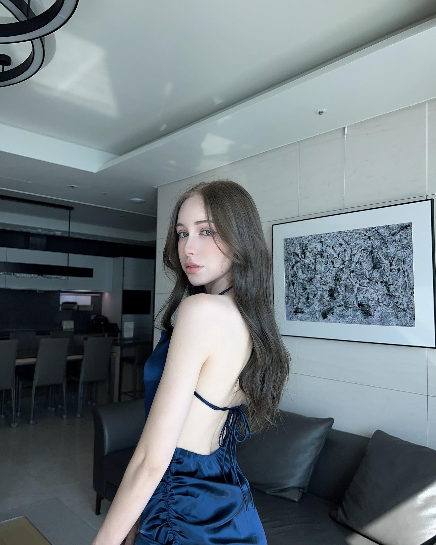 아침 잠에서 깼을때 82층에서 해운대 바다뷰를 한눈에 보며 시작하는 이기분 너무 행복합니다~
추가로 8206호의 서재엔 큰 책상에서 사무업이나 독서도 가능하며 네스프레소 커피머신 등 누하스 안마의자가 구비되어있어서 편하게 힐링 받으실 수 있습니다 
심지어 화면도 거대한 32인치 레트로(조이스틱) 오락기도 설치되어있어서 수천가지 추억의 게임도 가능해요! 그리고 클럽디 오아시스도 있으니 꼭 한 번 이용해주세요~ 

오늘은 서면에 다녀와서 유명한 빵집에서 빵과 커피를
구입해 해운대 바다를 보며 먹을겁니다^^
주변에도 인생네컷 및 다양한 상가, 가게들이 즐비해 있어서 너무 좋아요 저녁은 엘시티레지던스 근처에 있는
삼겹살 집 고고!

#엘시티 #엘시티레지던스 #엘시티더레지던스 #lctresidence #클럽디오아시스 #부산워터파크 #해운대워터파크