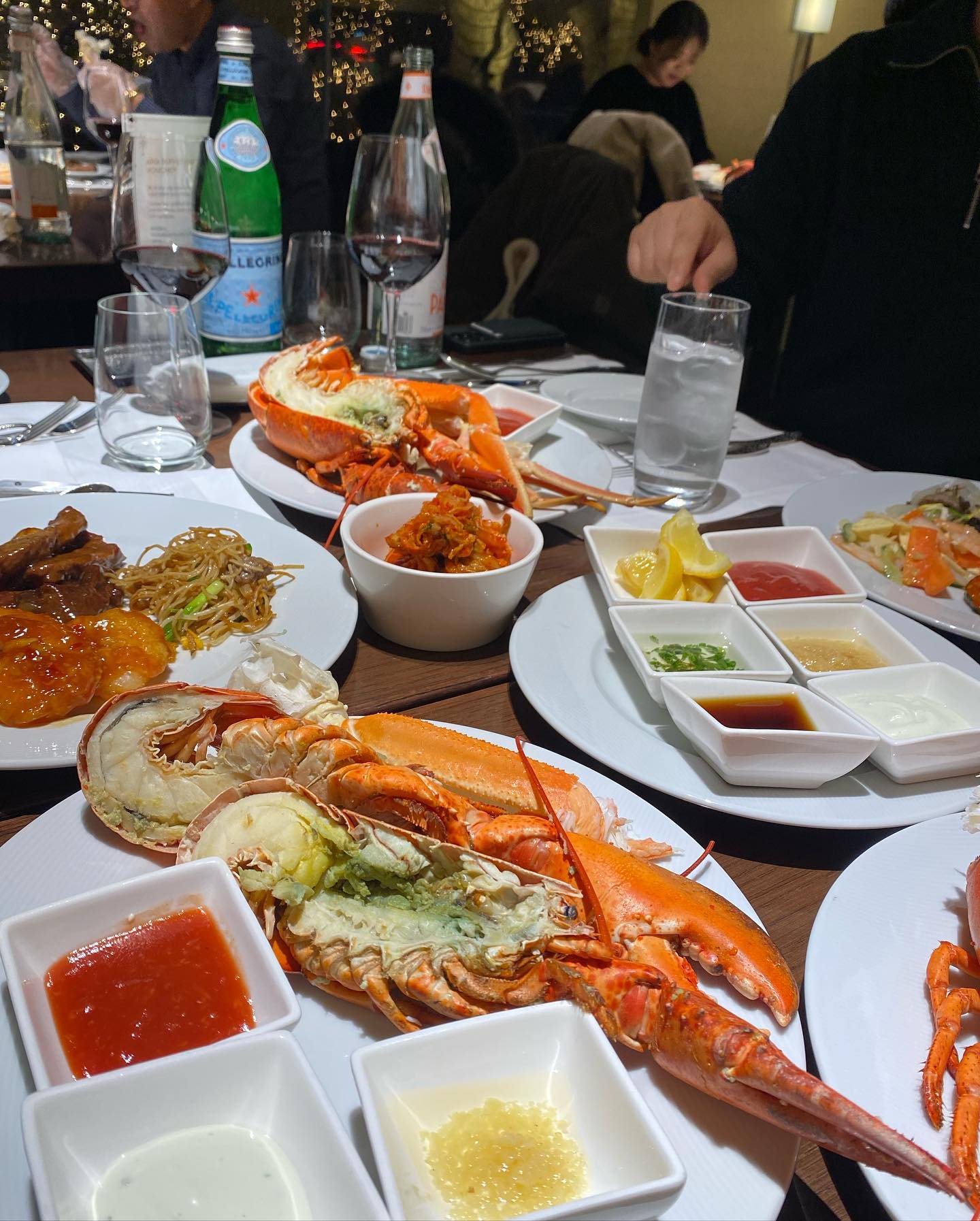 해산물천국 조선호텔 #아리아뷔페🦞
입장과동시에 해산물코너에 줄설수밖에 없는 이유

랍스타 산더미처럼 쌓아놓고 즐기는 뷔페 행복 그잡채
연말, 신년 가족과 함께, 고마운 분들과 함께 즐기는
배터지는 뷔페 먹고 배꺼질때까지 명동 돌아야해요🤣

#딩동 #HAPPYNEWYEAR2024 
#조선호텔뷔페 #호텔뷔페 #조선호텔