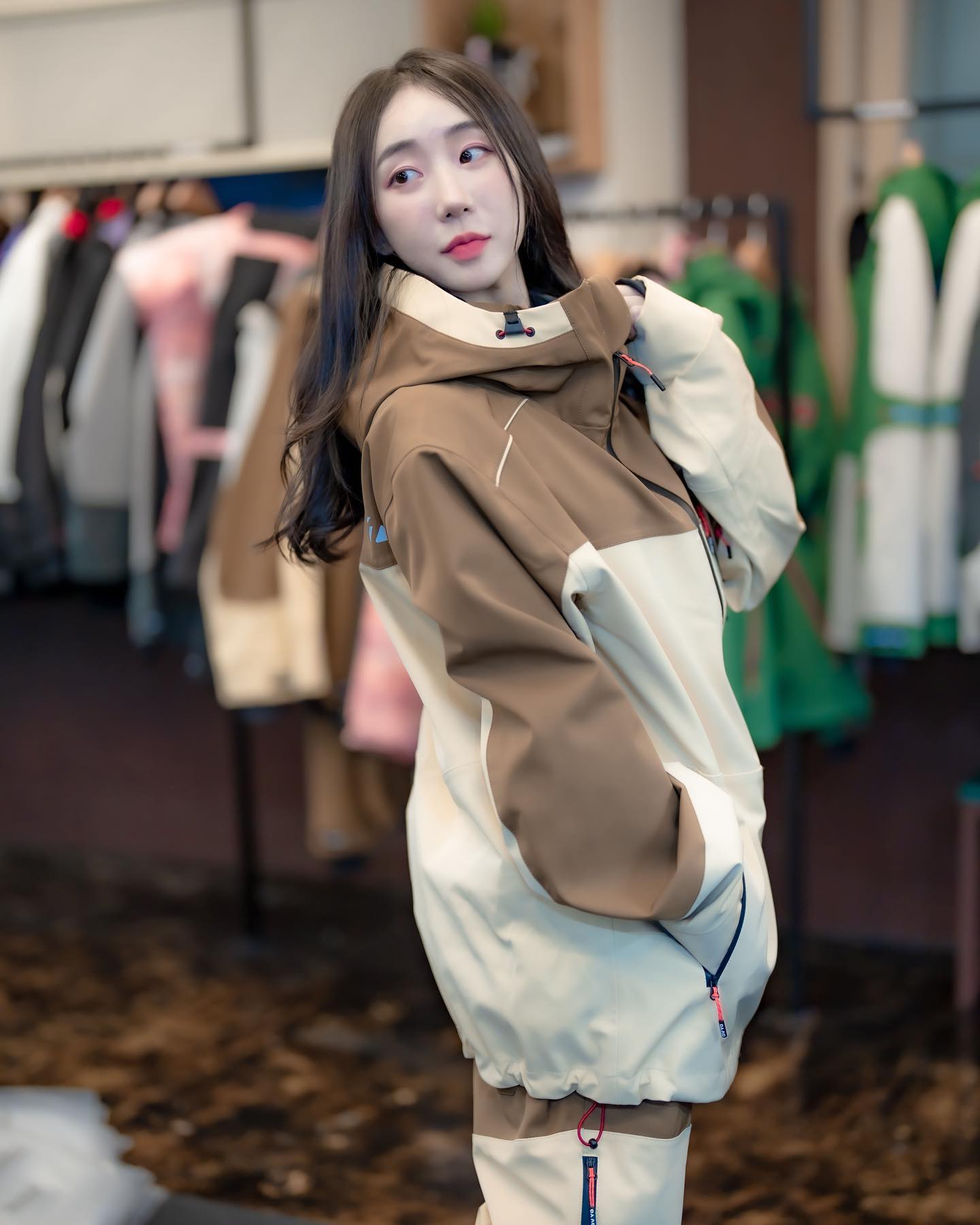 베이지색은 그냥 아묻따🤎
요 제품은 너무 크지않게 나온 스탠다드핏이라
저처럼 마른사람도 너무 오버스럽지 않게 핏되서 이뻐요> <

상의 : ONYX 3LAYER 오닉스 3레이어 자켓 / LEATHER BROWN 
하의 : S.D STANDARD S.D스탠다드 팬츠 / LEATHER BROWN 

제품 ov_korea 
촬영 or.mr_8339 

#여자보드복 #보드복추천 #보드복코디