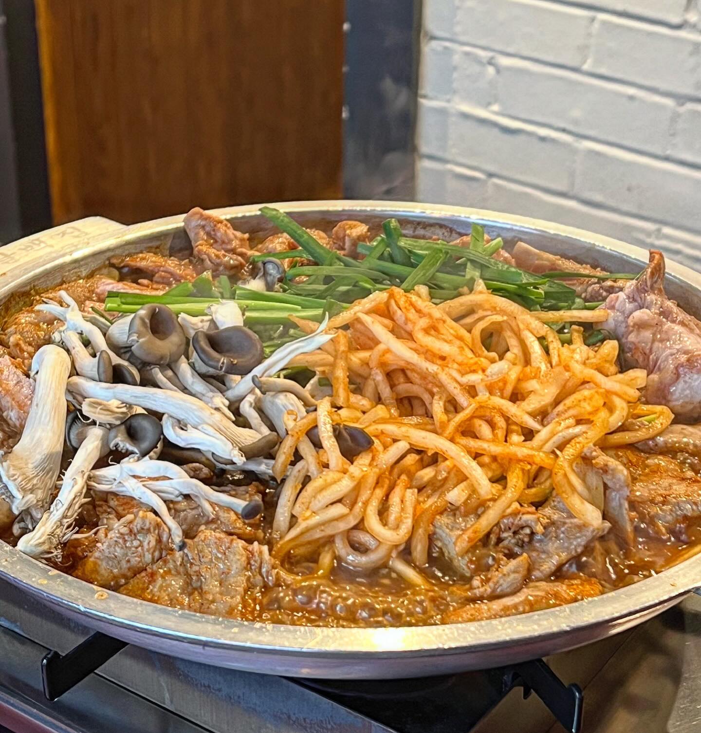 #협찬

팔백집 강남점은 신논현역 근처에 위치한 돼지 쫄갈비 식당으로 줄서서 먹을정도로 유명한 맛집이에요. 

분위기도 좋고 흔히 볼 수 없는 이색 메뉴라 데이트하기에도 좋은 곳이랍니다. 

신논현역 맛집 팔백집 강남점 찾는 분들에게 추천드려요.

📍팔백집 신논현점
- 서울 강남구 봉은사로2길 15 1층
- 11:30-22:30(브레이크타임 15:00-17:00, 라스트오더 21:40)

#팔백집강남점 #신논현역맛집 #신논현맛집 #신논현쫄갈비