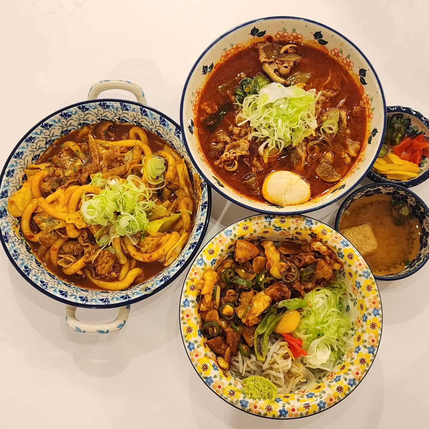 ❤️맛도 분위기도 다 잡은 맛집 미도인🍜

크리스마스 전날, 대전 은행점 미도인에 갔습니다~
크리스마스 이브라 그런지 웨이팅도 있었지만 참고 들어가서 
주문했습니다!! 눈도 내리고 쌀쌀한 날씨에 빨리 먹고 싶었어요 ㅎㅎ

1️⃣곱대덮밥:13900원
2️⃣우육탕면:9900원
3️⃣미도인우실장 떡볶이:9500원

맛도 맛이지만 밥, 면, 고기까지 다양하게 있는 메뉴가 너무 좋았어요~
곱대덮밥은 대창의 기름지면서 고소한 맛과 어우러져 술술 넘어가고 곱창도 쫄깃하니 맛있었습니다❤️

우육면은 진짜 맛도리 그자체에요 뜨끈한 국물과 어우러져 계속 먹게 되더라구요!!👍🩷 추울 때 얼큰한 국물 한 번이면 몸이 사르르 녹아용😍

떡볶이는 떡이 누들떡이라서 그런지 먹는 재미가 있었습니다 맛도 있고 자극적이지 않아 아이들이 좋아 할 메뉴라고 생각합니다😆

사장님도 너무 친절하시고 만족스럽게 갔다온 맛집입니다🩷👍

#내돈내산 #대전맛집 #미도인 #가정식맛집 #덮밥맛집 #먹스타그램 #맛집 #충남맛집 #데이트맛집