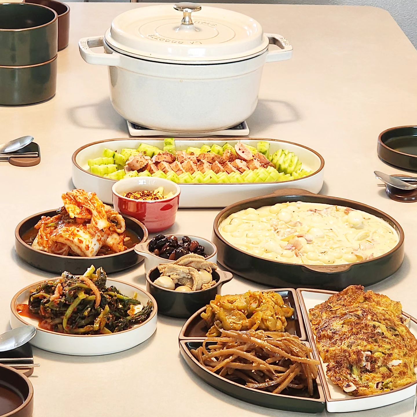 .
얼집 유치원부터 오래된 동네친구 엄마들
아침일찍 일어나 정성들여 #밥상 을 차렸다
#우삼겹솥밥 부터 시작해서
전을 굽고 명란을 굽고 
#크림떡볶이 를 만들어
따뜻한 밥상을 차려주니 맘이 편하네
.

#밥상스타그램 
#밥상
#내집에온손님들따뜻하게밥한끼
#모두건강하세요 
#집밥
#오랜인연
#감사하며살자
#주부스타그램