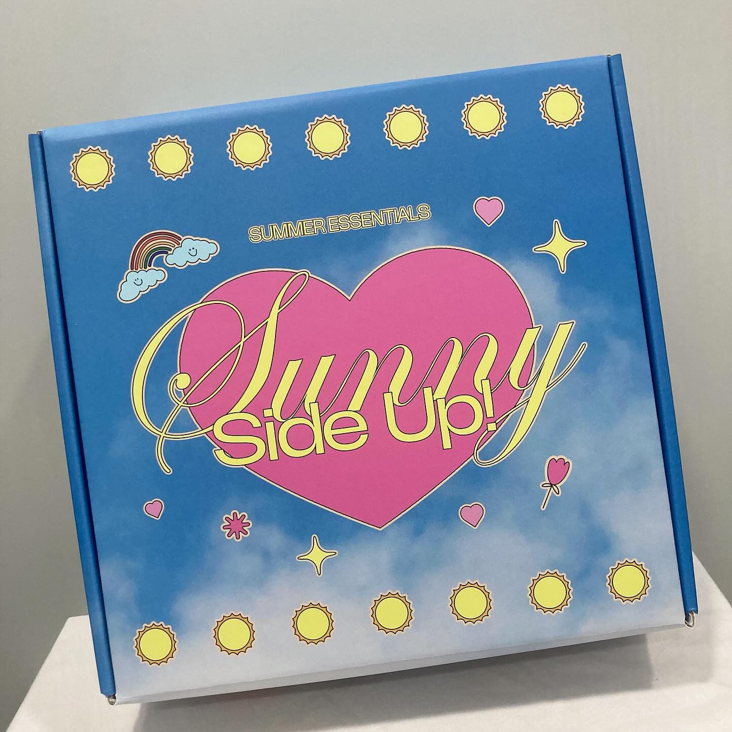 써니박스 sunny box☀️🩵

☁️네오젠 슬림 메탈 마스카라
ㄴ 일반 마스카라와 다르게 메탈로 되어있는데 얇게 발리고 뭉침이 없어서 좋았어요ෆ 유지력도 꽤 있고 번짐도 적었어요!
☁️깜빡 아이돌 래쉬(A형 믹스)
ㄴ 평소에도 너무 애용하고 있는 제품인데 눈매를 또렷하게 잘 잡아주고 붙이기 쉽더라고요!
☁️더샘 커버 퍼펙션 컨실러 펜슬 1.5호 내추럴 베이지
ㄴ 잡티커버용으로 사용 중인데 커버력•유지력 괜찮고 부드럽게 발렸어요! 
☁️투크 워터프루프 슬림 아이라이너 쿨티어 
ㄴ 트임해주는 용으로 사용중인데 진짜 너무너무 잘 사용하고 있어요! 컬러가 너무 예쁘고 자연스럽더라고요. 그리고 쿨티어지만 웜톤분들도 사용해도 나쁘지 않을 거 같아여 ෆ 
☁️CNP 비타-비 앰플 미스트
ㄴ 안개분사로 얼굴 전체에 골고루 잘 뿌려지고 향도 좋았어요. 건조할 때마다 사용하는데 피부가 촉촉해져요!!
☁️헉슬리 블러리 틴트 히든 빌로우 4호
ㄴ 로즈브릭 컬러에 모브핑크가 섞인 컬러로 뮤트 분들이 사용하기 예쁜 컬러에여.촉촉하게 블러링되어 바르기 쉬웠어여!
☁️나인위시스 VB 글로우
ㄴ 톤업도 되는데 글로우한 피부 표현까지 가능한 제품이에요 . 자연스럽게 톤업되고 잘 발려요!
☁️피브 컬러 세럼 리퀴드 블러셔 해피니스
ㄴ 라벤더 빛이 도는 핑크색이고 엄청 촉촉해서 건성인 제가 사용하기 좋았어여 다만 지속력이 조금 약했어요ㅜ! 
☁️홀리카홀리카 아이 스팽 글리터 7호 페어리 파츠
ㄴ 애교살에 포인트로 사용하면 엄청 화려해져요! 반짝반짝하고  펄감 너무 예뻤어여!
☁️스킨푸드 베리 수분 선크림 
ㄴ 엄청 촉촉하고 발림성 좋아요. 흡수도 잘 되어서 건성인 제가 사용했을 때 만족스러웠어여!
☁️웰라쥬 리얼 히알루로닉 블루 앰플 마스크 
ㄴ 속건조도 잘 잡아주고 수분을 정말 잘 채워줘요. 진정 성분도 들어가있어 피부 뒤집어졌을 때도 쓰기 좋을 거 같아여!
☁️코스노리 슈퍼프루프 피팅 젤 아이라이너 블랙 브라운
ㄴ 발색 잘 되고 부드럽고 지속력 좋아서 요즘에 자주 사용하고 있어여! 
☁️메디힐 히알루론산 레이어 물톡스 앰플 
ㄴ 수분충전용으로 데일리에 사용하기 좋아여. 촉촉하고 자극없어서 무난하게 사용가능해요!

#써니박스 #커밋박스 #써니 #리뷰 #코덕#코덕리뷰#코덕의길#코덕환영#코덕맞팔#코덕소통#화장품#fyp