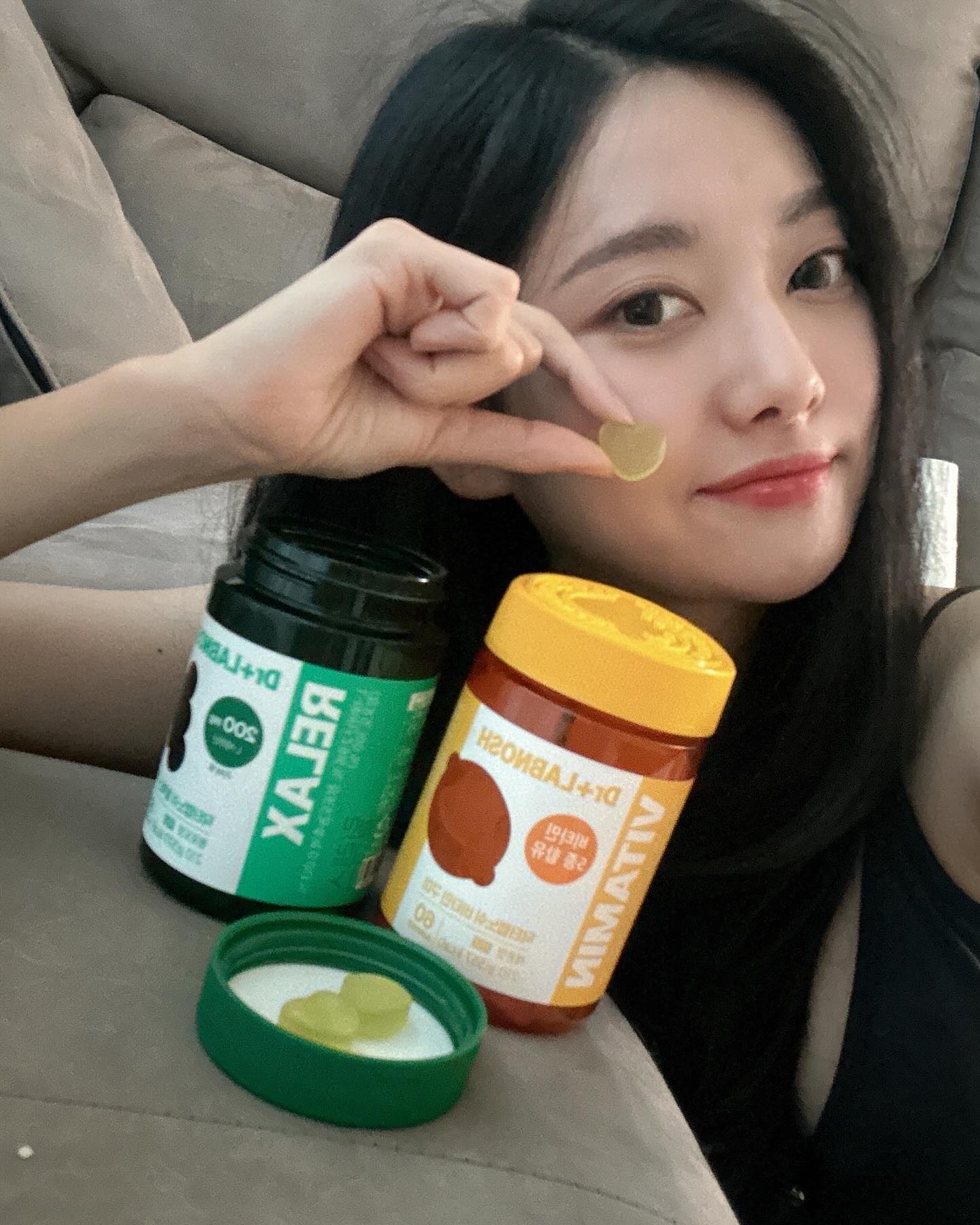 #협찬 #닥터랩노쉬 
🏷️닥터랩노쉬 구미

취향따라 골라먹을 수 있는 컬러풀한 영양소
닥처랩노쉬 구미 4종 중 비타민과 릴렉스 구미를받아봤어요! 
💛💚

배고프지도 않는데 입이 심심해서 자꾸 간식 먹고
당이 떨어지는 것 같다고 무의식적으로 자꾸 단 음식 찾고
건강에 안 좋은 거 알면서도 계속 먹는 습관 ㅠㅠㅠ

이 습관을 개선해 줄 구미 드등장~~
랩노쉬 구미는 쫀득쫀득한 젤리 식감인데
그냥 일반 젤리보다 이왕이면 영양가 있는 게 좋잖아요!!? 
진한 농축액+쫀득 식감이라 알약 못 먹는 분들도 
맛있고 힘들지 않게 먹을 수 있어요.

💛비타민 구미(저당)
-비타민 B1, B3, B6/비타민  5가지 함유
-하루 2루미 하면 일일 권장 비타민 100% 챙길 수 있어요.

💚릴렉스 구미(저당)
-L-테아닌 200g 함유
-테아닌은 스트레스로 인한 긴장을 완화하는데 도와요.

업무 등으로 스트레스가 잦거나
마음의 요동이 많으신 저같은 분들(?)에게 추천해드려요.

일반적으로 하루에 2구미를 권장하지만
너무 맛있어서 자꾸 손이 가네요😅
너무 많이 먹으면 복통이 올 수 있으니
적당량으로 드시고 맛있게 편리하게 건강 챙기세요!

⚡️닥터랩노쉬를 선택할 수 있는 신뢰 포인트⚡️
HACCP 인증 제조업체에서 생산한 제품
프로틴 드링크, 단백쿠키 등으로 유명한 기능성 식품 브랜드 랩노쉬가 꼼꼼한 건강식품 브랜드 닥터랩노쉬

#닥터랩노쉬 #닥터랩노쉬구미 #애플사이다비니거 #애플사이다비니거구미 #비타민구미 #에너지구미 #릴렉스구미 #비타민 #테아닌 #아르기닌 #테아닌구미 #아르기닌구미 #비타민젤리 #직장인선물 #생일선물 #카카오톡선물하기추천 #카톡선물 #카톡선물추천