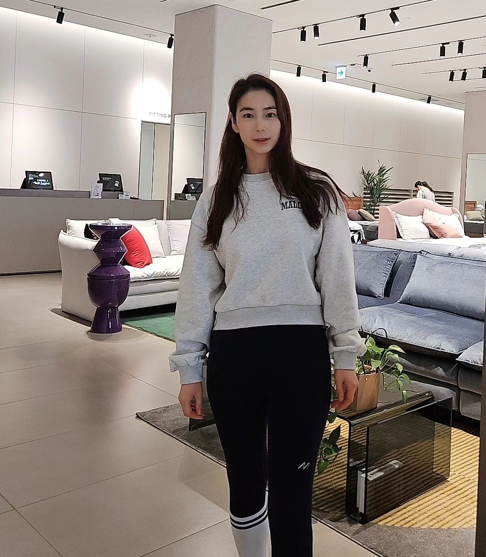 간만에 토요일날 쉬네요🤩 
쉬는날은 몰든 세트로 입기😆

원래 토요일은 저녁에 출근했는데 주말 알바친구가 공연이있어 
한달 쉬어 제가 출근했지요^^

공연 끝나고 돌아옴~~^^

그래서 오늘 볼일보러 여기저기 다녔네요~~

청소하고,  백화점 들려 필요한거사고, 딸램 하복 맞추고,만두먹고
들어옴😆

몰든 맨투맨과 레깅스 너무 이쁘죠?💕
제질도 좋고, 신축성이 좋아 아주 딱👍👍

처음엔 레깅스 안 맞을까 걱정이었는데 왠걸 신축성이 절 살렸네요🙈

malden_official

#몰든 #몰든레깅스 #몰든맨투맨 #레깅스