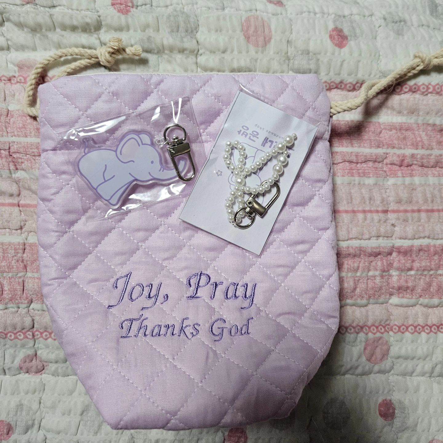 보코네 공방 이벤트 당첨으로 온  연보라 스트링파우치🎁 Joy, Pray Thanks God 글귀를 새기고 싶어서 부탁드렸더니 너무 예쁘게 해주셨다🥰 + 키링도 너무 귀엽고 예뻐요 감사합니다
 화장품이나, 여성용품 넣고 다니면서 잘 쓰고 자랑할게용❤️ 
boko_shop_official 감사합니다🥰
#이벤트당첨 #보코지기