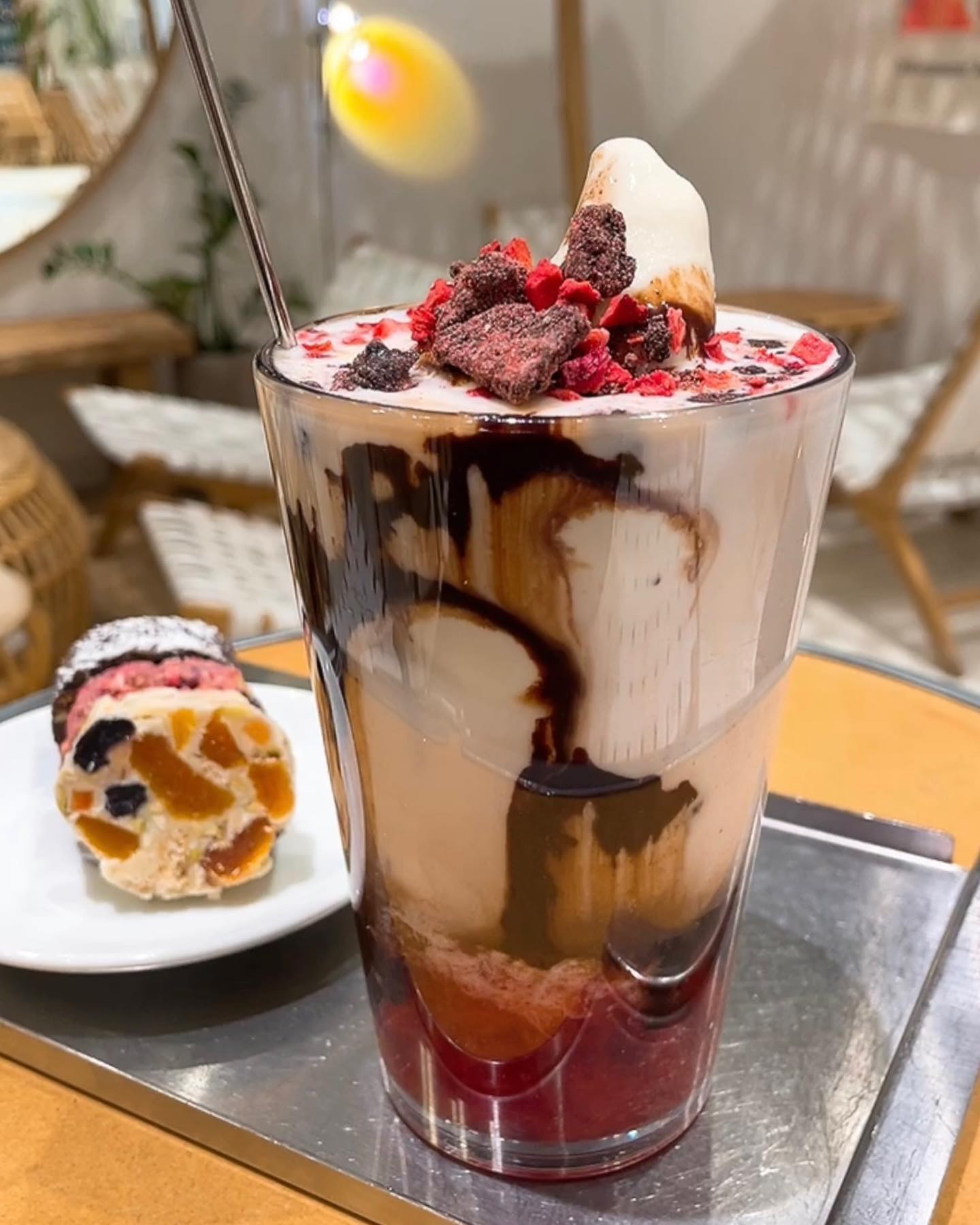 해외 휴양지 느낌 낭낭한 
을지로입구역 #타우너스을지 

신상 베리베리초코 아이스크림라떼🍓🍫🍦
부드럽고 고소한 바닐라 아이스크림에
새콤달콤한 베리베리칩과 
달콤한 초코칩이 
듬뿍 올라가 있어요✨

아랫 부분에는
달달한 딸기청이 있어
호로록 빨대로 마시면
딸기+초코 라떼 맛을 
동시에 느낄 수 있는 
jmt 맛도리 그 잡채랍니다🤤

당충전 초코살라미 플래터(3개세트)🍫
견과류 콕콕 다크초코살라미🍫
깊고 진한 초콜릿 풍미와
견과류로 건강한 맛의 
수제 초코살라미에요👍

건과일 콕콕 화이트초코살라미🍫
단단한 초콜릿 사이사이에
부드러운 건과일이 박혀있어요🥭

베리베리한 루비초코살라미🍫
카카오버터 그래 안에
크랜베리, 블루베리, 비스킷이 들어가
겉바속촉해요🫐

넓고 쾌적한 공간에
고급진 라탄과 우드 인테리어로
휴양지에 온듯한 
기분을 느낄 수 있는
힙한 카페랍니다🌟

#을지로입구카페#을지로입구맛집#을지로맛집#을지로카페#을지로입구역카페#을지로에스프레소바#을지로원두맛집#을지로아포카토맛집#을지로가볼만한곳#을지로힙지로#힙지로카페#힙지로맛집#중구카페#을지로1가카페#타우너스을지
