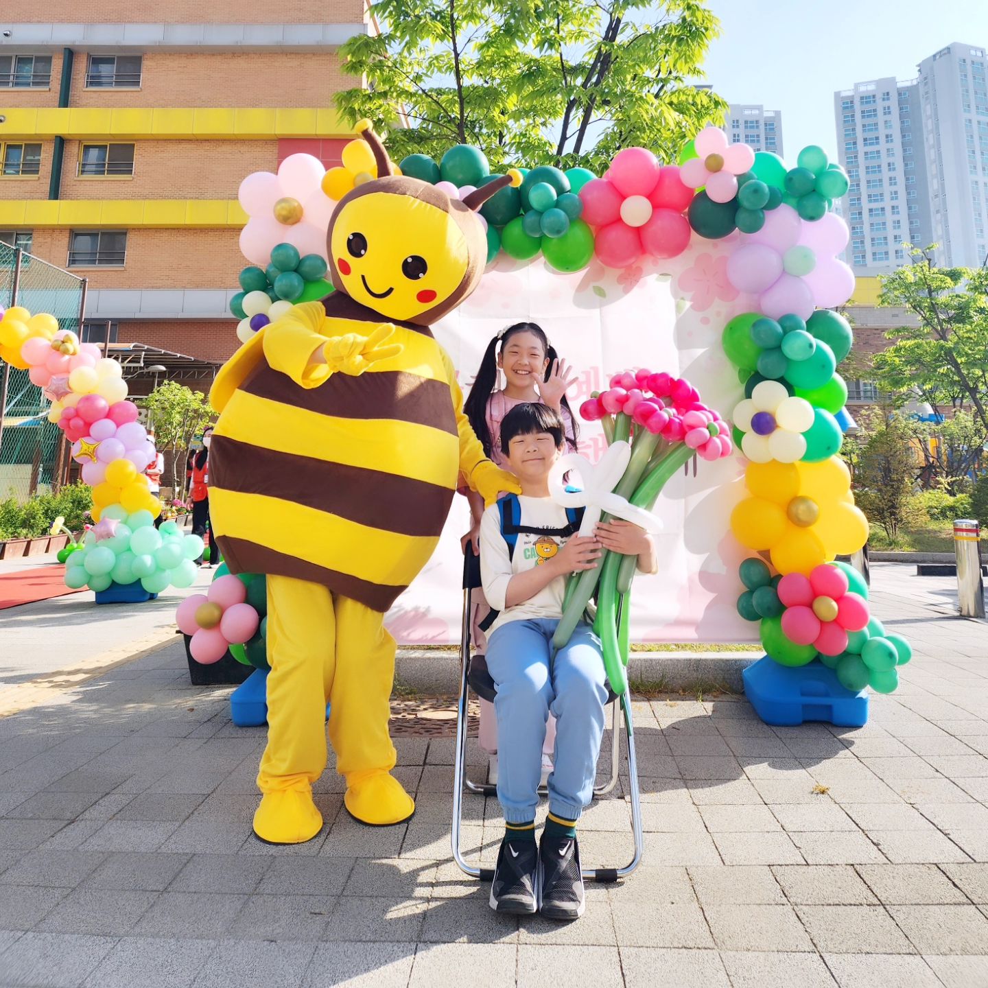#샤슈남매🩷🩵 
#등교길 #학교앞
#미리어린이날
#어린이날행사 
#일상기록
