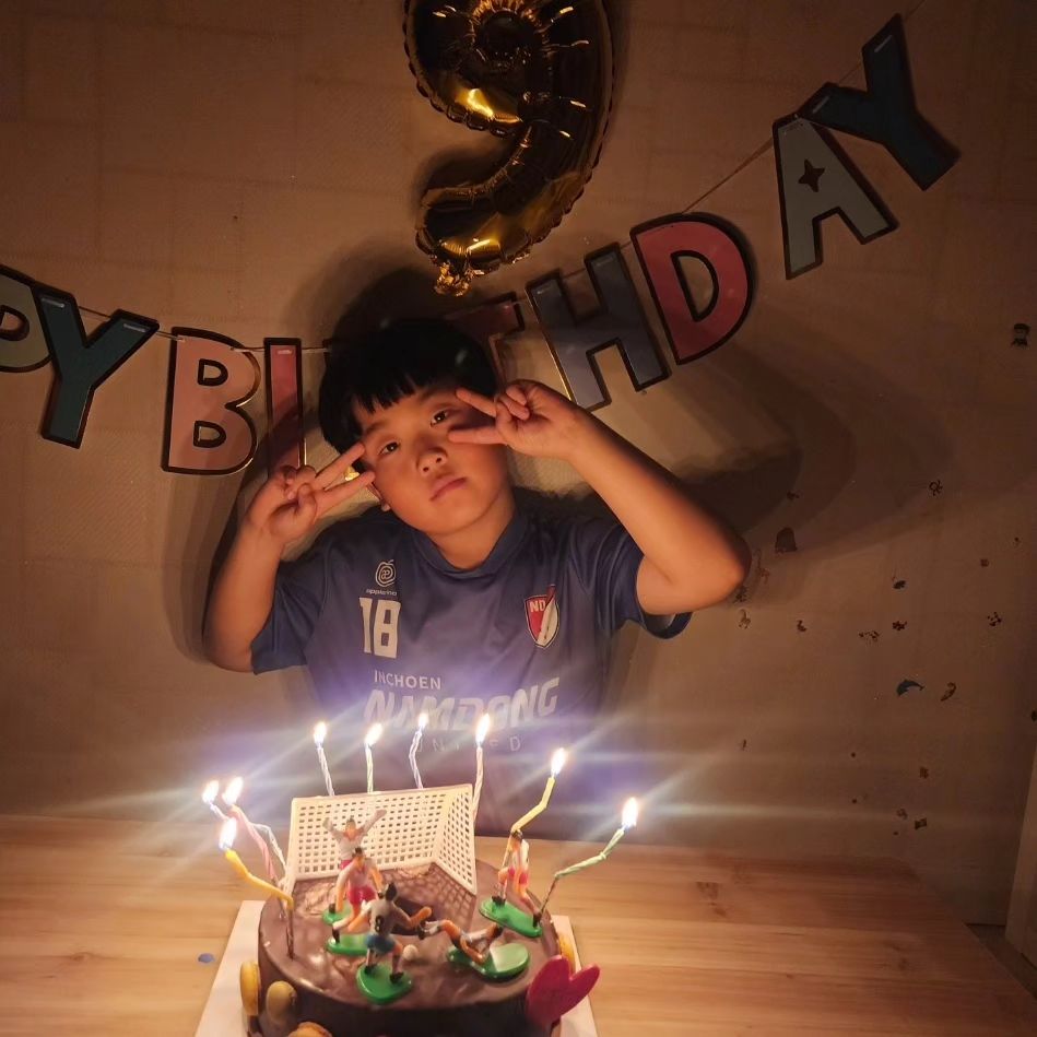 ❣️
생일전야제로 할미밥먹구
생일파티해주고, 생일날 
시합이라 아침부터 후다닥
생일선물+미역국 간소하게 🥄

시합하고 친구랑 신나게 놀고
집와서 게임하고 저녁밥은 
듀니가 원하는걸로 배불리먹고
마무리로 케이크 불기~~😍

.
.

#9살생일
#생일축하해 
#축구케이크
#행복한삶을살자
#친구들고마워
#생일#셀프케익
#축구#생일파티