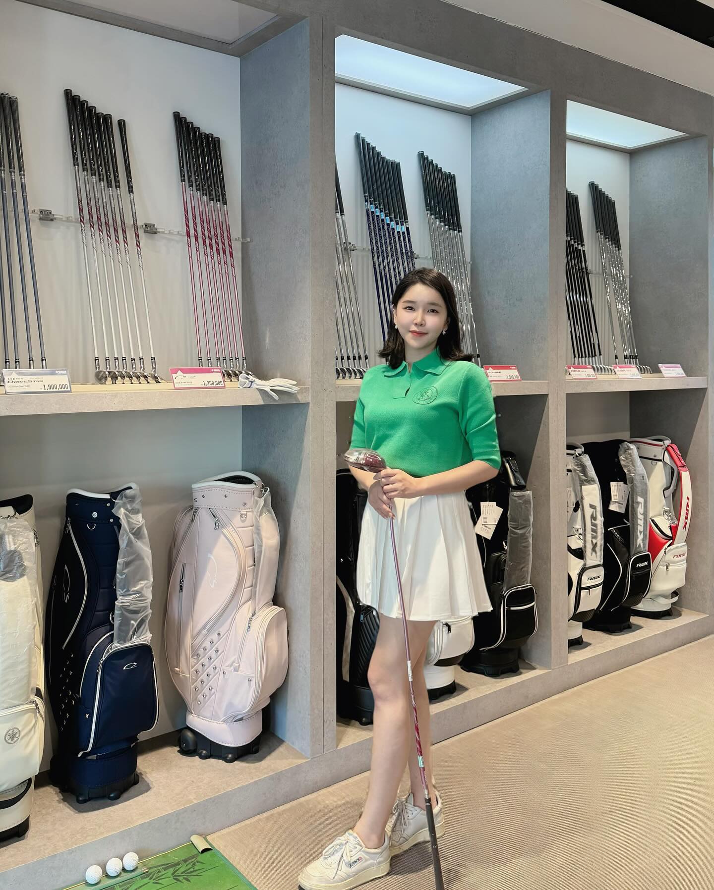 이번 시즌부터 함께할 골프채 피팅하고 왔지롱♥️

골프채 피팅도 라운딩 처럼 진지하게 하려고
로드로아르 입구 갔다옴 😝🫶🏻

나 오늘 좀 잘 어울령💚?!?!

힘 좋은 나는 씨즈 풀세트로 장만함💕

요로케 입고 야마하들고 주말에 란딩가야지 🤍🤍

넘모넘모 기대된다 🙏🏻

lordloar_official 
yamahagolf_korea

#싱글로가는길_씨즈 #야마하 #야마하앰버서더 #씨즈 #골프웨어#로드로아르 #LORDLOAR #24SS신상 #골프 #여성골프웨어 #봄골프웨어