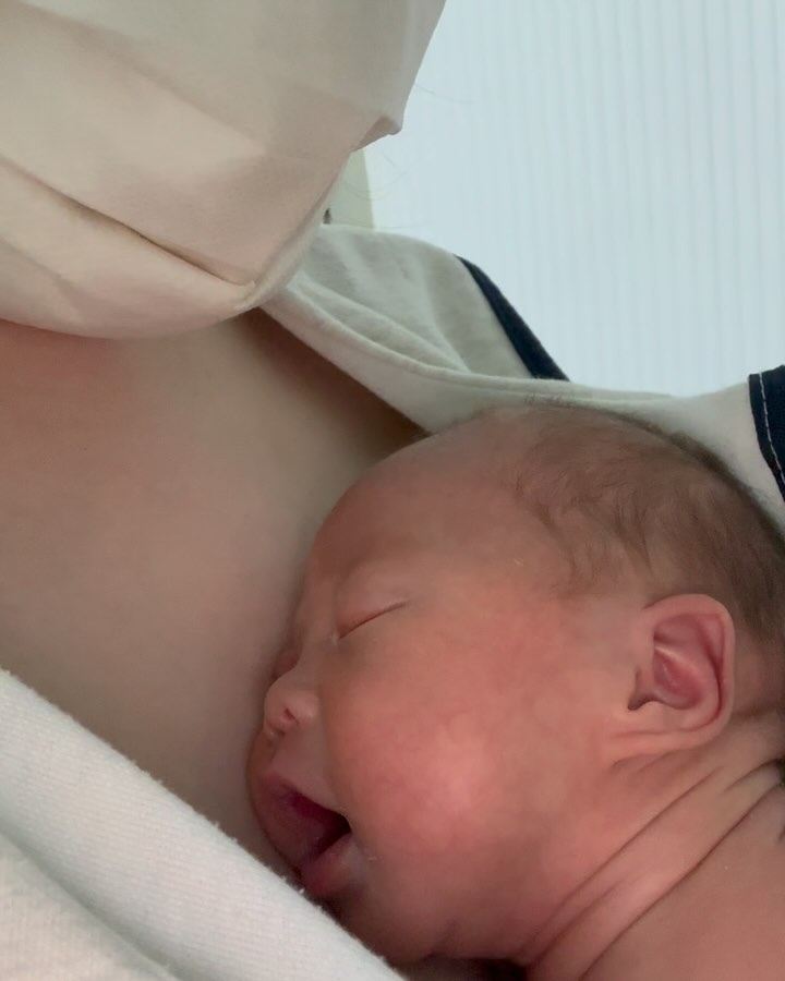 메리 +18🧡

오늘의 메리킴은 드디어 코에 연결된 분유줄 떼고 맘마 40cc
몸무게 2.23 🍼💕💕
심장 검사에서 우심방에 작은구멍이 있다는 소견
엄마 태반에 염증이 있어서 그게 타고 올라간것으로 추정
마음이 한번 무너져 내렀다가 당장 문제있는건 아니고 작아질수 있다 .라고.. 추적검사받으면서 지켜보자는 교수님소견

퇴원은 내일이든 모레든 언제든 가능하다는 쌤의 말씀에
조리원 일정 땡기고 오빠랑 내일 바로 퇴원시키키로🥲

기다리고 기다리는 순간인데 잘할수 있을까라는 걱정도 앞서지만
정신 똑띠차리고 서우랑 화이팅 다짐해보기‼️

볼살통통🥰구ㅣ여워, 잘해보자 김서우😍🧡

내일이면 퇴원이다‼️‼️‼️🌸

그나저나..우리우유는 쇼파밑에 공주워달라고 ..저러고 30분쨐ㅋㅋㅋㅋㅋㅋㅋㅋㅋㅋㅋㅋㅋ 나 애개육아 잘할수 있겠지?🥹

2024.03.11 13:00 마지막 면회

이른둥이부모님들 모두가 화이팅‼️‼️‼️‼️🌸
#이른둥이  #이른둥이성장 #캥거루케어 #서울대병원 #nicu 
#서우맘 #우유맘 #애개육아 #육아일기 #육아스타그램
#베이비스타그램 #꽃집언니 #일상 #데일리 #메리맘 #사랑해