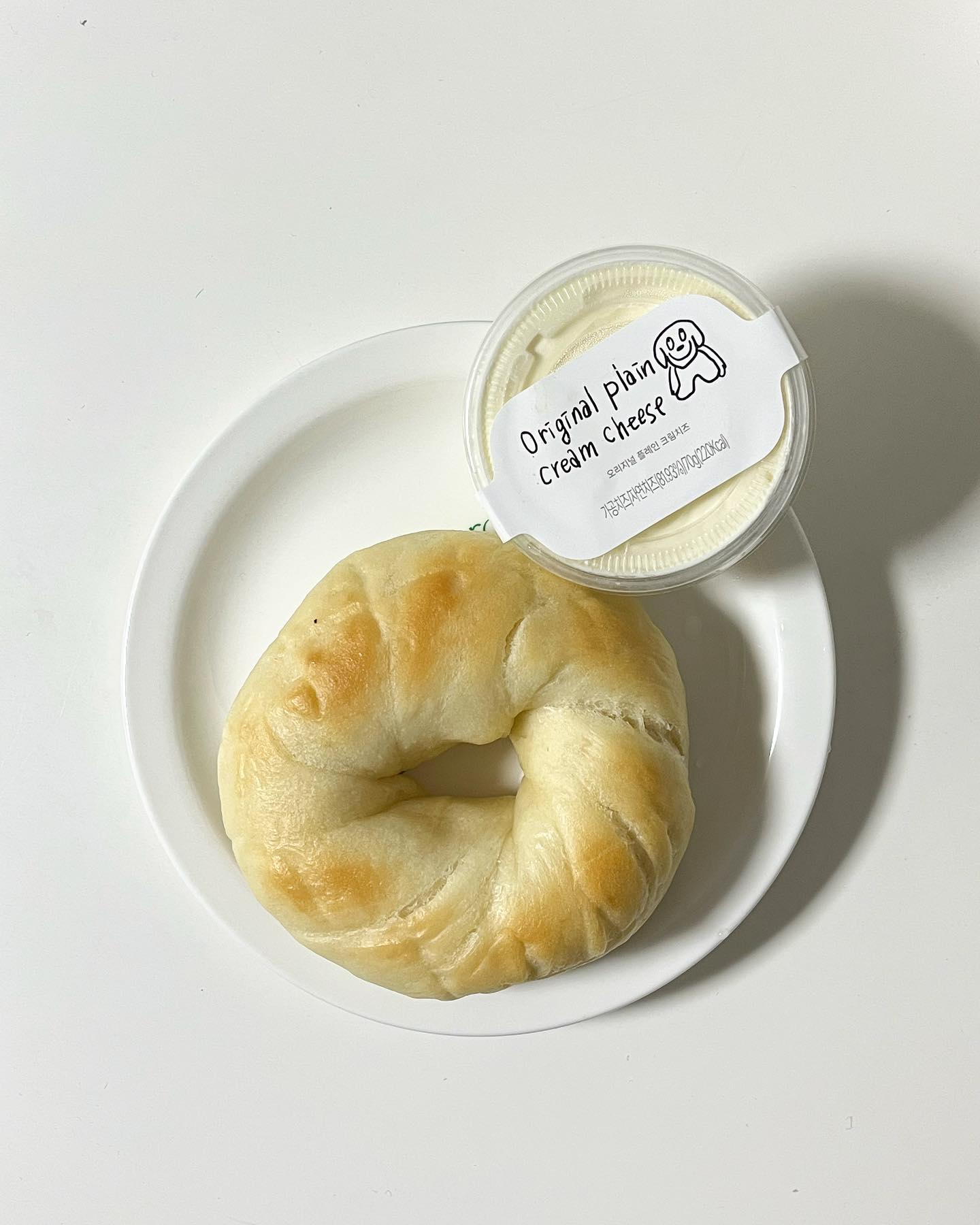 남자친구덕에 처음 먹어본 런던베이글! 🥹🥯 

원래 빵순이가 아니었는데 점점 빵순이가 되어가는 느낌..?! 
런베 후기는 쫀득하고 짭짤하니 아아랑 찰떡인 베이글 🤍