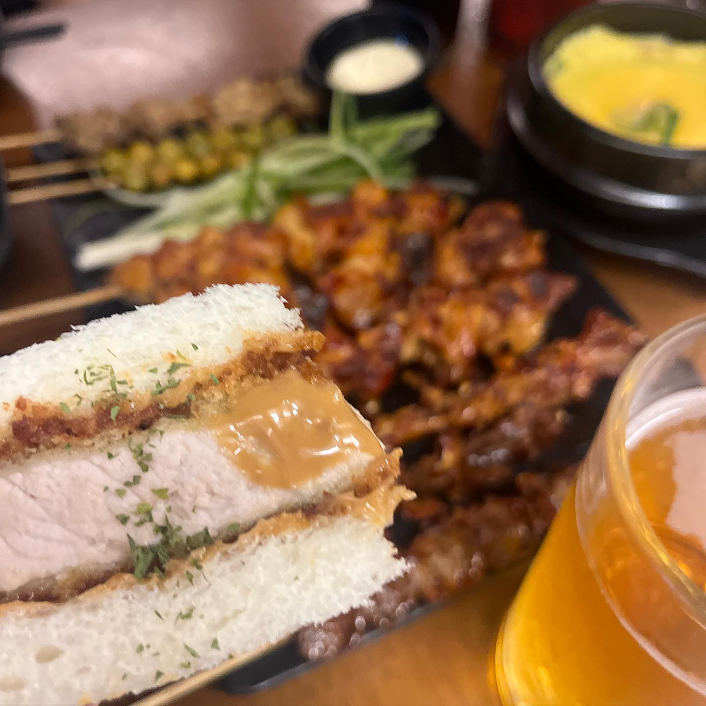 📍#협찬#문금례9292숯불직화꼬치

동네맛집 문금례9292 방문!

-주문 메뉴 
A세트 (21.000원)
순살+떡닭+파닭+닭껍질
+염통+똥집+닭발+은행2 
푸짐하고 다양한 종류 꼬치가득  가성비좋은 세트 시켜서
다양한 부위 맛보고 숯불 구이를 바로 구워주시는데 감칠맛 폭팔 
가츠산도 3p (8.500원)
사이드 메뉴라 기대안했는데
왠만한 일식집 메뉴뺨치는 가츠산도 👍🏻🥹 와사비에 찍먹하면 든든하고 꿀맛 
클라우드 생맥주 (4.500원)
쌩맥한잔 두잔 원샷하고
제로콜라 (3.000원)
제로콜라로 내려주기
길동 이자카야 맛집은 문금례 추천 👍🏻👍🏻