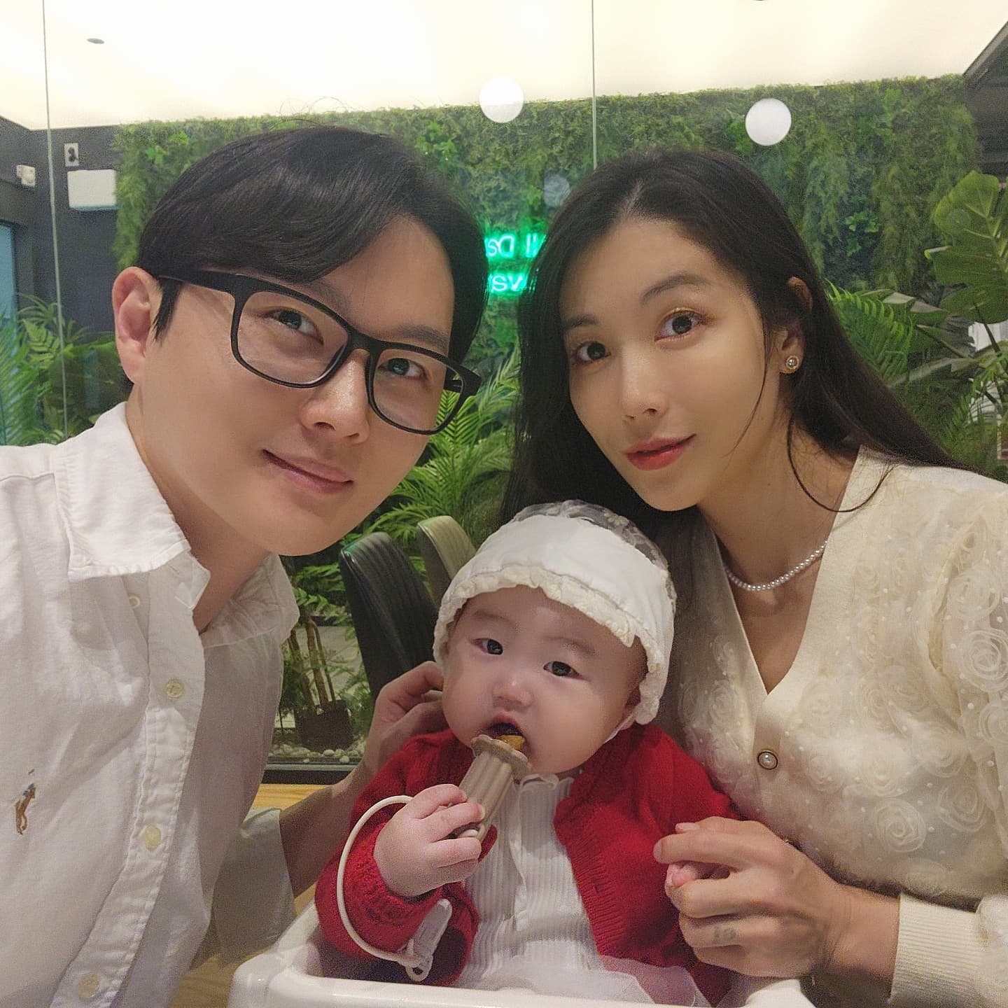저희가 나는솔로라는 프로그램에서 만나 부부의 연을 맺은지 벌써 2년이라는 시간이 흘렀습니다. 2년이라는 시간 동안 저희 부부에게는 소중한 딸이 생겼고, 어렸을 때부터 막연히 그려왔던 행복한 결혼생활을 하고 있는 중입니다. 스쳐가는 수많은 인연들 중 서로를 알아보고, 결혼을 하게 되고, 자식까지 낳게 된 이 모든 과정이 제게는 하나의 기적과도 같았습니다.

언뜻 보면 당연해 보이는 이 일상이 결코 당연한 것이 아님을... 그 안에는 보이지 않는 아내의 노력과 희생이 있었기에 가능한 것임을 절대 잊지 않고, 저 또한 남편으로서 그리고 아빠로서의 역할에 최선을 다하고자 합니다. 힘든 육아에도 미소를 잃지 않고, 항상 남편과 딸에게 무한한 사랑을 주는 아내에게 다시 한번 감사의 인사를 전합니다.

우리 결혼 2주년 진심으로 축하하고, 앞으로도 지금처럼 행복하게 잘 살자~💕 사랑해~❤️❤️❤️

#나는솔로 #4기 #부부 #결혼 #2주년 #기념 #외식 #파티