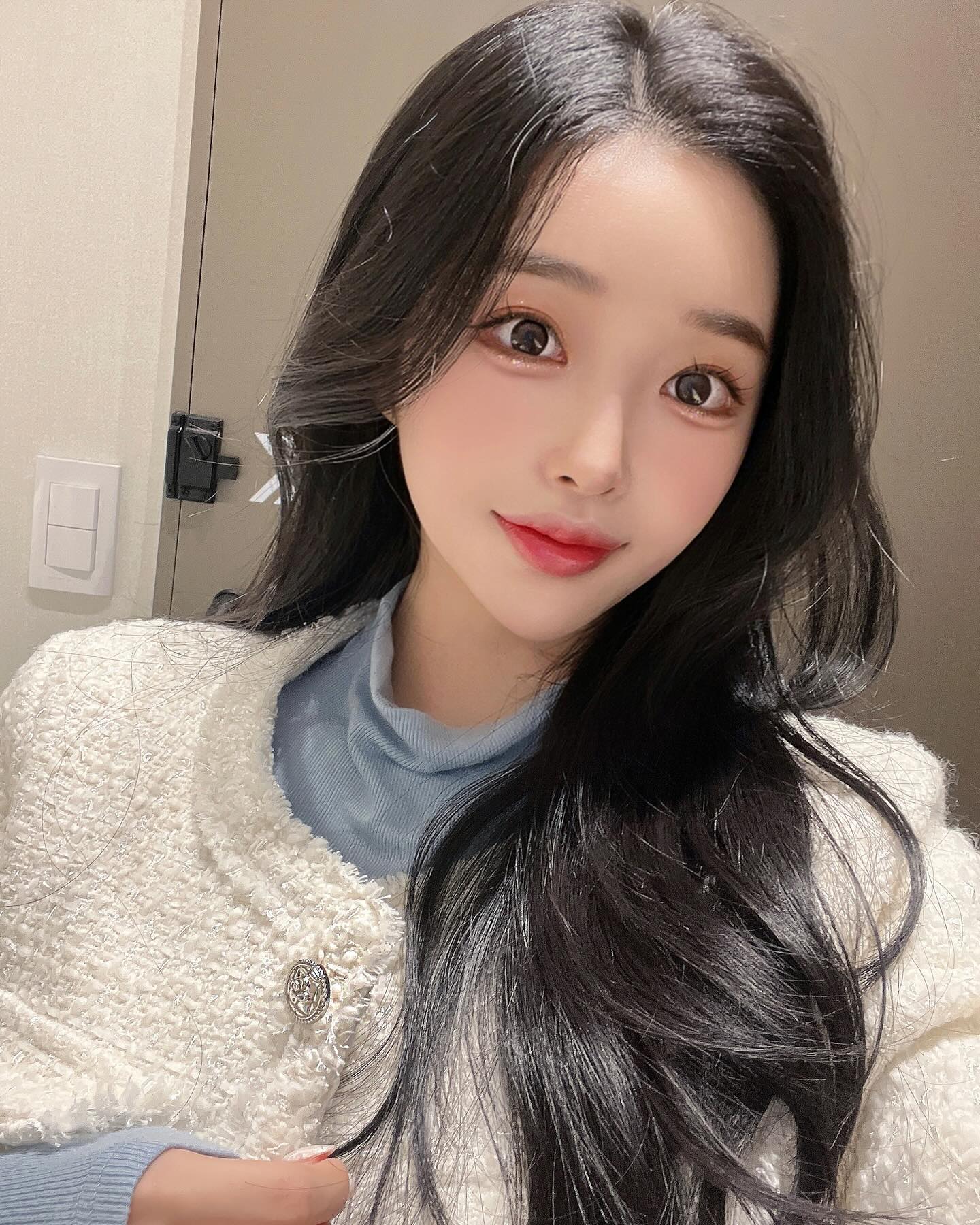 요즘 물방울성형외과에서 티타늄 관리로 
모공 피부 탄력 모두 최상ꯁ

이번에 티타늄 리프팅 2회차로 
물방울 성형외과 홍종욱 원장님께 
레이저리프팅 시술받고 왔어요!

해가 바뀔수록 피부 탄력에 
더 관심이 가는 요즘인데 

티타늄 받고나면 시술 후에 붓기나 붉어짐 없이 
즉각적으로 타이트닝 효과가 눈에 보여서 
다음 일정도 무리 없이 꿀피부 상태로 갈 수 있어서 
넘 조아요🤍

2회차인 지금 티타늄 효과 
아주 톡톡히 보는 즁..!!ꯁ

mbw_breast
stillabeautyclinic 
#물방울성형외과 #강남피부과 #티타늄리프팅 #튠페이스리프팅 #티타늄리프팅후기 #얼굴관리 #얼굴형관리