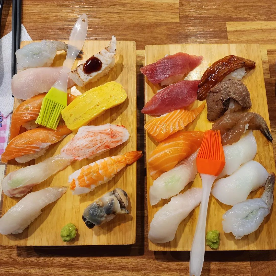 #협찬
내방역 초밥 맛집 신비초밥에 다녀왔어요~
특초밥과 신비초밥을 먹었는데, 
부드럽고 촉촉한 초밥이 특징이더라구요!
입안에서 사르르 풀어지면서 조합이 너무 좋았어요

구성도 좋고, 재료가 신선한게 느껴졌어요
따뜻한 우동도 함께 나와 든든하게 먹을 수 있어요~

특초밥 20,000
신비초밥 15,000

#디너의여왕,#내방역초밥,#방배동초밥,#내방역맛집