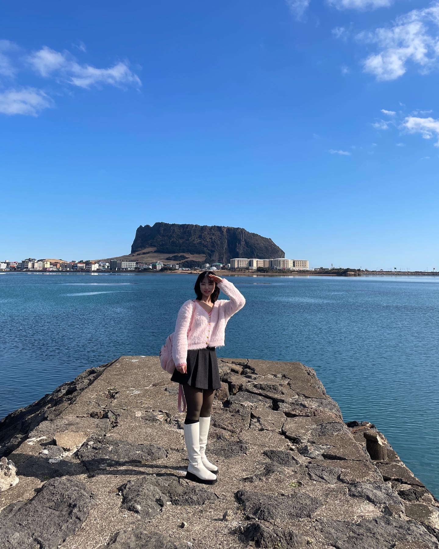 퇴사 +15~16일차 제주여행🌴✈️
저는 오빠랑 한살차이밖에 안나서 친구같기도, 앙숙같기도 해요ㅋㅋ 퇴사를 계기로 유래없는 남매여행을 다녀왔습니다!
첫날은 늦게 도착해서 #도남황금갈비 에서 생갈비 먹었는데 제주에서 먹은것중 최강이었다는…다들 공항근처가면 꼭드세요!😋🖤
술 안좋아하는 남매는 고대로 숙소가서 잠들었다는…ㅎㅎ

둘째날은 #동문시장 에 있는 #금복식당 가서 고기국수 먹고😋
#오조포구 가서 사진찍기! (오빠가 풍경사진은 엄청 잘찍는데,인물사진은 잘 못찍어서 애먹음)📸
#표선어로횟집 에서 #고갈딱세트 사먹었는데, 가실분들은 지점이3개니까 어디가 열려있는지 확인하고 가세요!
저는 신산포구자연산횟집 갔다가 닫았다고 저기로 오라고 해서 택시비 2중으로 날려먹었어요ㅠㅠ🥹🥹
고등어랑 딱새우회는 맛있었고, 갈치는 넘 질겨서 남김 (라면에 넣어먹음)❤️
사실 저는 혼자여행파+휴식파라서 자연경관보러 돌아다니는것보다는 정착해서 시간보내는걸 좋아하는데, 많이돌아다녔더니 너무 피곤하더라구요ㅠㅠ🥱
그래서 저녁에는 제가 애정하는 제주숙소 #브리지하우스 공용공간에서 종일 시간을 보냈어요ㅎㅎ💖
곧 2차 후기로 돌아오겠습니다!