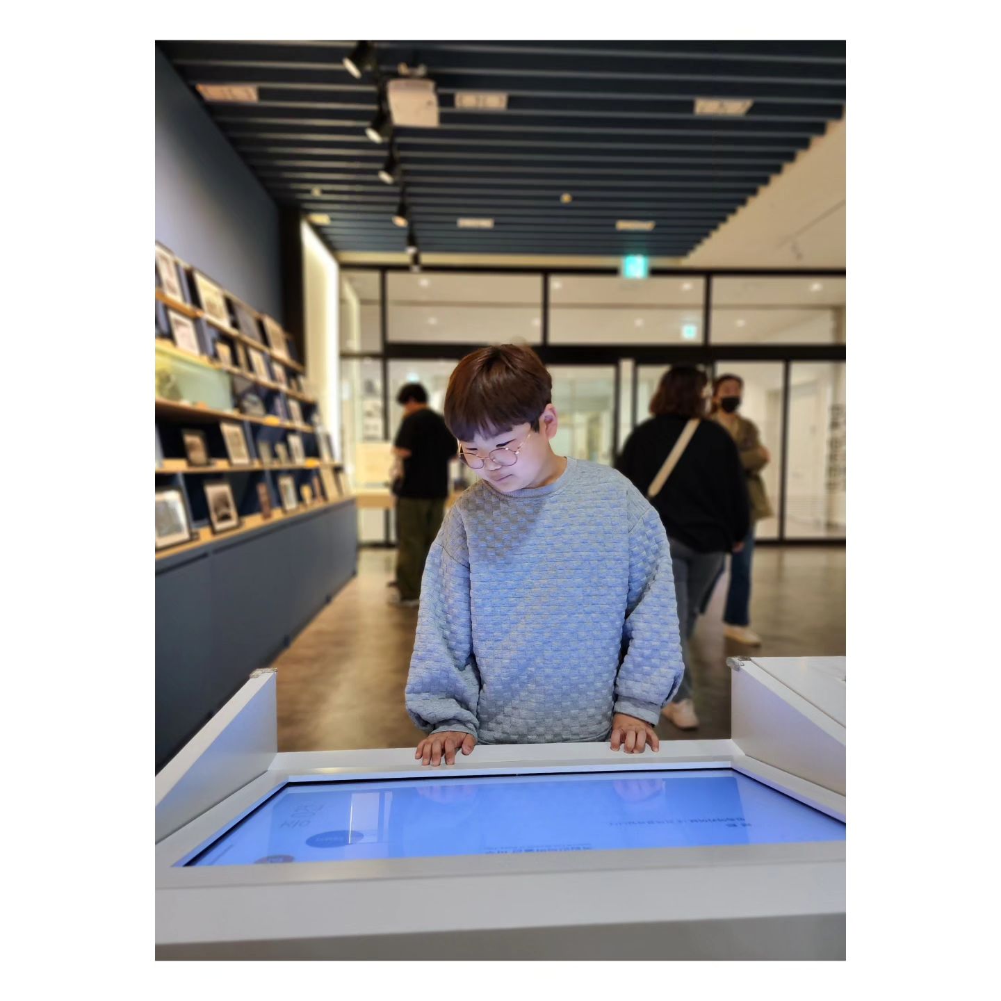 이지망 컨디션이 좀 나아져서
오랜만에 주말나들이
분명히 지망이 눈높이에 맞는 장소였으나
으른들이 더 신나 동심의 세계로 돌아감ㅋㅋㅋ

#아직도애기미트럼틀이재밋는잼민이
#색칠공부를좋아하는58세
#새로운놀이를창조하는할아버지
#잼민이를이기고싶은삼촌
#온몸으로팽이치기

처음엔 안가겟다고 하더니 완전 신나서 더놀자는 이지망ㅋ.ㅋ
#국립민속박물관어린이박물관 #국립민속박물관파주 
#파주갈만한곳 #파주아이와가볼만한곳 
#일상 #소통 #젊줌마 #운정 #말띠맘