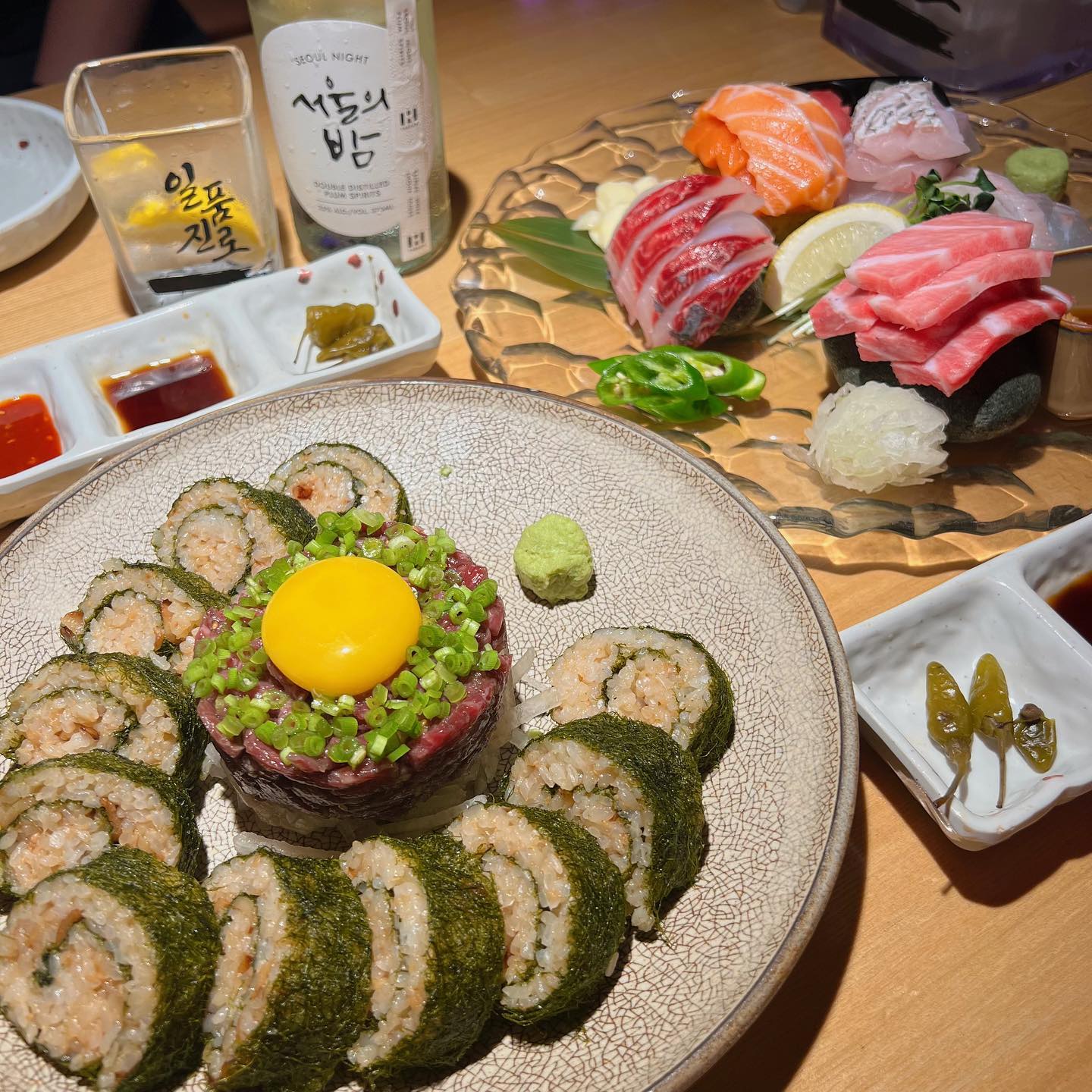 #협찬 #한남대교 #방이동맛집
[송파 해산물 안주 1등 맛집]

menu : 감태김밥과 육회, 모듬사시미, 서울의 밤 + 토닉워터

방이동 먹자골목 안에 이렇게 맛있는 집 있다고 왜 아무도 안알려줬나요..! 

진짜 술이 술술술 들어가는 맛이예요.. 신선한 모듬사시미에 육회 올린 감태김밥을 술집에서 먹을 줄이야..! 퀄리티가 너무 좋아요 같이 간 부산 언니 두 명도 인정한 맛입니다>< 참치도 진짜 맛있는 부위 주셔가지고 아.. 또 먹고 싶네요.. 감태김밥에 육회 올려먹으면 얼마나 맛있게요ㅠㅠ  기본안주로 주는 닭껍질 튀김마저 맛있다..! 

여기 진짜 안주 핫플입니다..다음주에 또 가려구요...ㅋㅋㅋ 안주가 미쳤는데 분위기도 엄청 좋고 일하시는 분들도 친절해서 만족도 최고예요! 

맛있는게 많아서 행복한 가을입니당..다들 맛난 것만 드세요><

#방이동핫플 #송파핫플 #방이동술집 #송파맛집 #송파술집 #방이동데이트 #송파데이트 #술스타그램 #먹스타그램 #맛스타그램 #일상 #소통 #맛집탐방 #방이동맛집추천 #방이동술집추천 #방이동모임장소 #야식 #감태김밥 #육회 #송파횟집