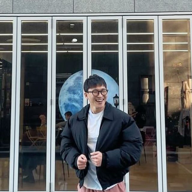 운동하는나부랭이 on Instagram: "#광고 🫡 -솔직히 일단 겨울옷은 따뜻해야지 진짜 가볍도 뜨시다🤘🏻그나마 얼굴 소멸 패딩 •소재 ㄴ POLY 100% ㄴ 루즈~오버핏 실루엣의 숏패딩 ㄴ 밑단 스트