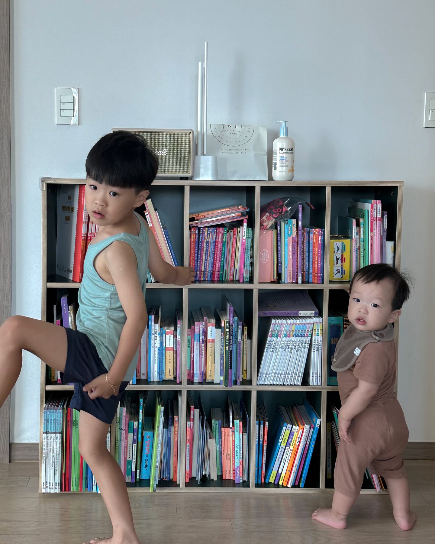 오늘 우리집 아침풍경 !🩵 귀염둥이들,, 준이가 많이 컸구나 느끼는 요즘,, 나중에 아빠보다 키커져서 양옆에서 엄마 지켜죠ㄹ ㅏ?~~~~