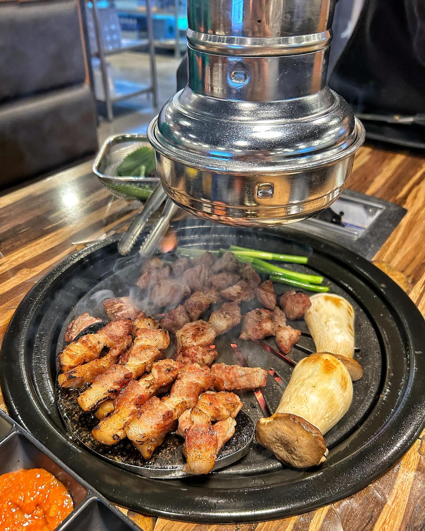 📍울산 성안동 #인생식당

- 인생 삼겹살(130g) 12,000💰
- 인생 목살(130g) 12,000💰
- 된장찌개 6,000💰

직접 구워주시는 #성안동맛집 #성안동고기집 인생식당
기본 밑반찬 단호박샐러드도 맛있고 
매운소스 데리야끼소스 카레가루 등 다양한 소스가 있다
너무 맛있게 먹고 옴!