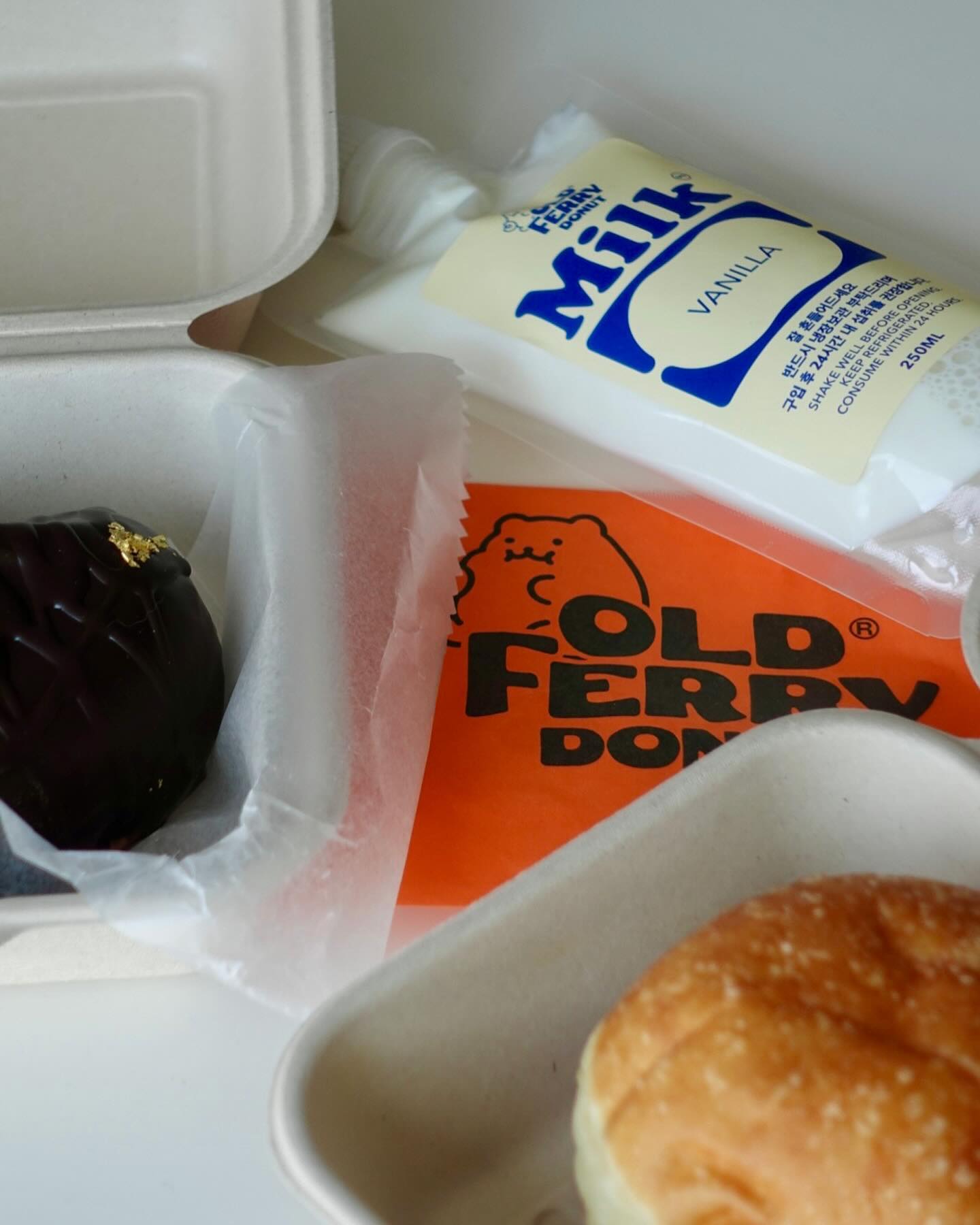 [올드페리도넛 용산 아이파크몰점]
🍩
용산 아이파크몰 놀러갔다가
방문해 본 도넛 디저트카페에요!

맨날 지나갈때마다 도넛 품절이라
못 먹어 봤는데 이번에는 포장 성공!
역시 오랜만에 먹어보는데도 맛있는
도넛들 :)

📍발렌타인 도넛 - 5,000원(2월 이달의 도넛)
📍우유크림도넛브레드 - 3,600원
📍바닐라 밀크 - 4,500원

🏠 서울 용산구 한강대로 23길 55 . 4층
⏰ 매일 10:30 - 21:30 /  21:00 라스트오더 / 음료 10:30 & 도넛 11:30 부터 주문 가능
🚘 주차가능.