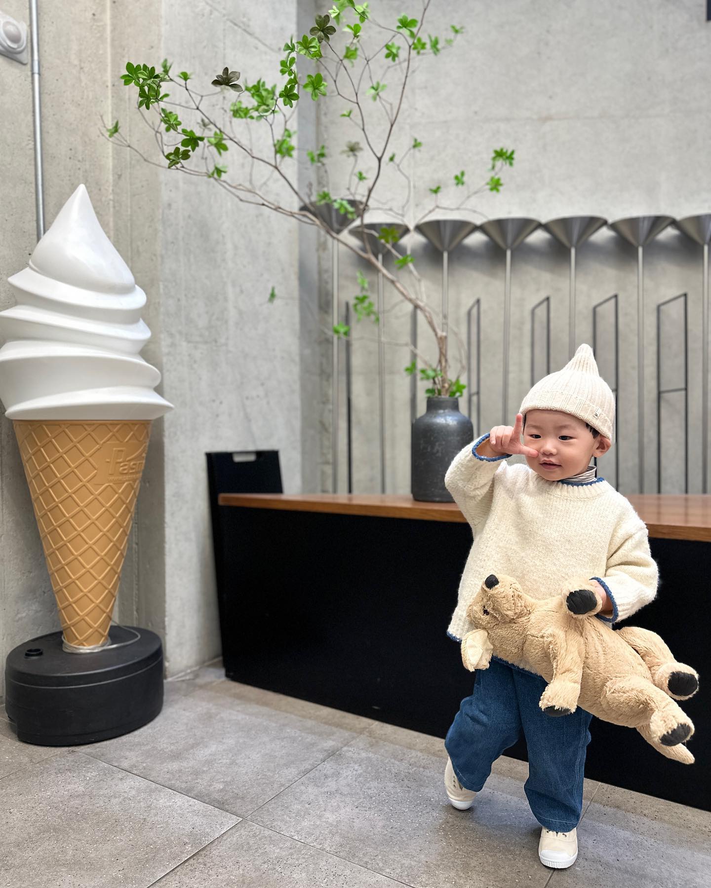 종일 집에서 꽁냥대던 오후 

감자랑 밖에 나가고 싶다는 도현이 
덕분에 오랜만에 호암지 산책하려고 했더니 
나오자마자 비가 내려 카페로 ~~:) ☕️

점점 정드는 꼭지비니 ! 아주 귀욤져 

#비오는일요일 #카페
