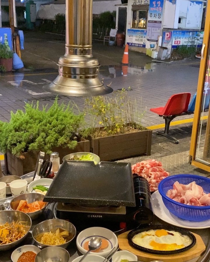 #협찬 해운대 원조구남집
____________

부산 최초 프리미엄돼지 슈퍼골든포크 독점공급집!!
____________

해운대 고기 맛집 찾는다면 여기야 여기!
고기와 찌개 반찬 할 것 없이 진짜 맛있어
돼지고기 대패삼겹, 우삼겹에 테라스 느낌으로다가 뻥 뚫린 풍경에 고기 맛나게 먹을 수 있다구우!

들기금 계란후라이 🍳감칠맛 엄청났어
옛날 소세지도 나오고
돌솥비빔밥에 시골청국장 시켜서 슥슥 비벼 무면 옛날 도시락 느낌마냥 식사도 넘 맛있었어ㅠㅜ

2층도 있어서 회식자리로 단체로 와도 좋은 장소야!! 대화나누기도 좋고 
비오는날 갔는데 야외보며 먹으니 분위기 넘 좋았던거 있지~!
____________

😋먹어 본 것
1. 대패삼겹
2. 우삼겹
3. 청국장
4. 돌솥비빔밥
5. 들기름 계란후라이
____________

🚩위치: 부산 해운대구 구남로24번길 11
📲전화: 0507-1380-8916
🌟영업시간: 16:00-03:00
⏰휴무: 없음
____________

#해운대맛집 #원조구남집 #해운대원조구남집 #해운대우동맛집 #해운대고기집 #해운대갈비 #해운대오겹살 #해운대대패 #해운대고기맛집 #해운대역맛집 #해운대삼겹살 #해운대술집 #해운대회식
____________

#윤쓰닷컴맛집 #윤쓰닷컴부산맛집 #윤쓰닷컴해운대맛집 #윤쓰닷컴고기맛집
