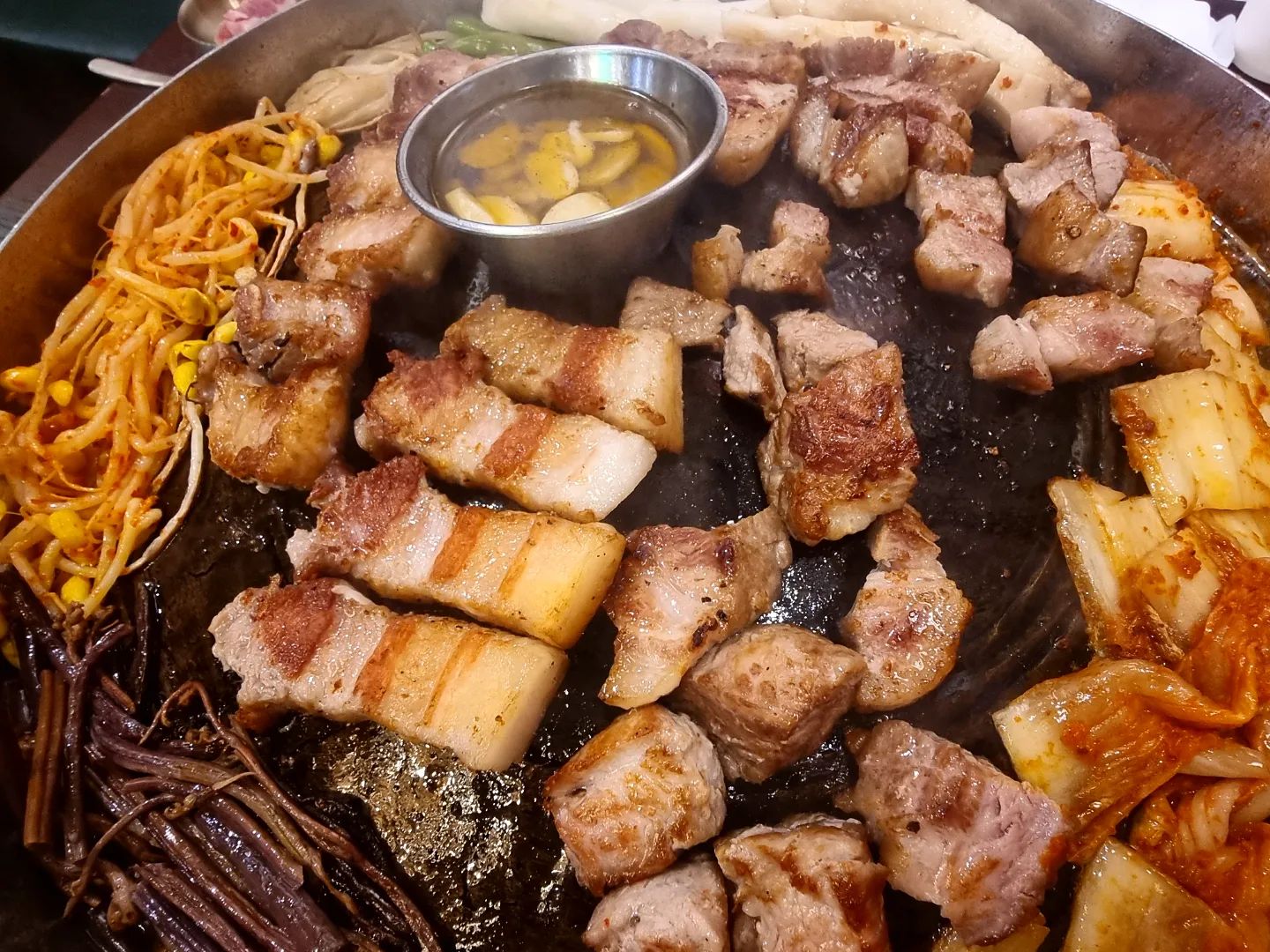 #협찬
.
비오는 날 삼겹살이 땡겨서 
급 가게된 #고부돈솥뚜껑구이 🐖
.
오랜만에 
삼겹+목살+묵은지찌개+폭탄계란찜 세트 주문
추가로 맛보기용 육회까지 완벽 그 잡채
.
다양한 소스와 밑반찬으로 
여러가지 맛을 조화롭게 맛 볼 수 있어 매력적임 
덕분에 새로운 맛에 눈을 뜸 👀
.
깊고 깔끔한 맛의 묵은지찌개는 그야말로 일품 !!
.
새로운 점심메뉴로 냉제육&냉면까지 판매한다고 해서
후식으로 볶음밥과 냉면까지 든든하게 먹음 
.
계산하려고보니 바로 옆에 
신선한 우유로 만든 아이스크림까지 제공해줘서
진짜 온 가족 뽕 빼고 옴 ㅋㅋㅋㅋ
.
다음에 또 와야징 💕 
.
#평택맛집 #비전동맛집 #평택비전동맛집 #평택고기집 #소사벌맛집 #소사벌고깃집 #평택회식장소 #평택연말모임장소 #고부돈솥뚜껑구이