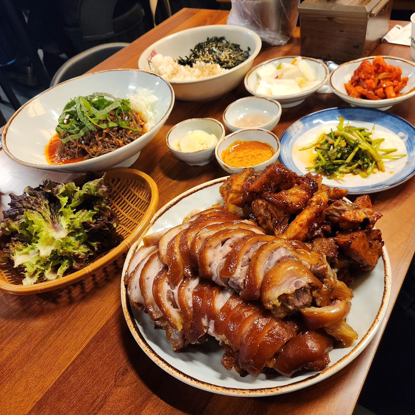 팔당족발 #협찬
서울 강남구 학동로45길 7 201호
매일 오후 3시 - 오전 4시 50분

강남구청역 3번 출구 근처 3대째 족발에 진심인 찐맛집 팔당족발에 다녀왔습니다. 맛있는 녀석들 443회에도 나온 맛집 홍진영씨등 수많은 연예인들이 좋아하는 맛집으로 유명한곳으로 메뉴는 간단하게 테이블마다 비치된 테블릿으로 주문이 가능해요.

반반 족발은 3대에 걸친 노하우와 좋은 재료들 국내산 최고급 생족을 사용해서 그런지 엄청나게 부드럽고 쪽든한 족발로 식감이 좋아요 매운 족발도 아주 자극적인 매운맛이 아닌 적당 은은한 매운맛으로 맵찔이분들은 제외한 누구나 즐길수 있는 맛입니다.

주먹밥은 족발 보쌈에 필수죠 한국인은 고기에 밥심으로 실패없는 조합 사랑입니다. 밑반찬으로 나오는 이집만의 시그니쳐 미나리 무침에 같이 족발, 주먹밥 까지 먹으니 이곳이 천국이네요.

기본으로 김치수제비가 서비스로 나오고 영수증리뷰 참여시 막국수 서비스로 나와서 푸짐하게 퍼주는 이런 맛집 너무 사랑해요. 족발/보쌈은 최고의 소주 안주죠 거기에 김치수제비까지 서비스로 나오니 소주를 안마실수 없었어요. 영수증리뷰 참여시 나오는 서비스 막국수도 양도 많고 소스가 매콤 짭짤해서 족발이랑 먹으니 궁합이 환상이네요. 

괜히 배달랭킹 상위권, 단체모임 인기 맛집이 되는데 아니라는걸 느꼈어요. 역시 대대손손 운영되는 맛집은 다르네요. 논현동 터줏대감 맛집으로 족발 보쌈 매니아분들께 강추합니다. 

#강남구청역맛집 #생미나리무침 #버섯매운탕 #족발맛집 #논현동맛집 #강남구청역회식 #리뷰노트