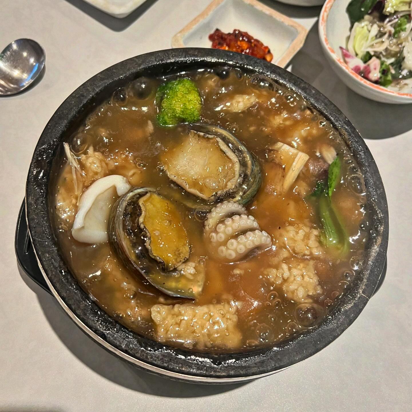 📍고양시 일산서구 덕이동 - 더 누룽지
✔️천하제일미 해물누룽지탕
요즘처럼 쌀쌀해지는 날씨 메뉴로 딱!인 해물누룽지탕
뜨거운 돌솥에 바로 부어주십니다.
전복,가리비,관자 등 여러가지 해물들이 있어서
몸보신 되는것 같아오 ღ’ᴗ’ღ 맛있는 보양식 ! 🍲
