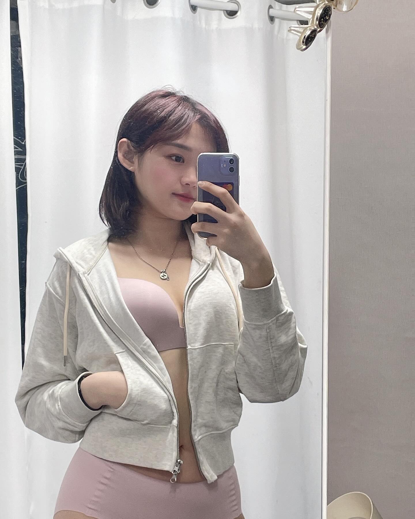 #협찬
⠀
비비안 노와이어 커버업 브라 & 팬티
얇은 패드에 와이어까지 없어서 브라가 너무 편했어요😺
⠀
내 몸에 촥 달라붙어 활동성도 편하고 착용감이 굿👍
⠀
->초경량 나일론 원단이라 가볍고 편안하게
->8-10mm볼륨 패드로 몸매라인도 이뻐보여요
->와이어없고 패드 일체형이라 세탁도 편리
⠀
⠀
⠀
⠀
⠀
⠀
⠀
⠀
#비비안 #비비안_나나핏 #vivien #속옷 #여자속옷 #속옷추천 #속옷브랜드추천 #브라추천
#첫줄반사 #셀스타그램 #selfid #ootd #likeforlike #likeforfollow #lfl #fff #l4l #lf #좋아요 #좋아요반사 #좋아요테러 #맞팔 #선팔 #선팔하면맞팔 #팔로워늘리기 #오오티디 #instagood
⠀
⠀