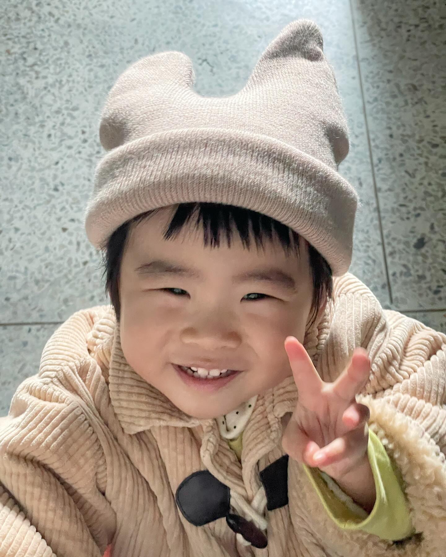 / 

카메라 들이대면 브이 잘해주는 우리 딸🥰

#물결이네〰