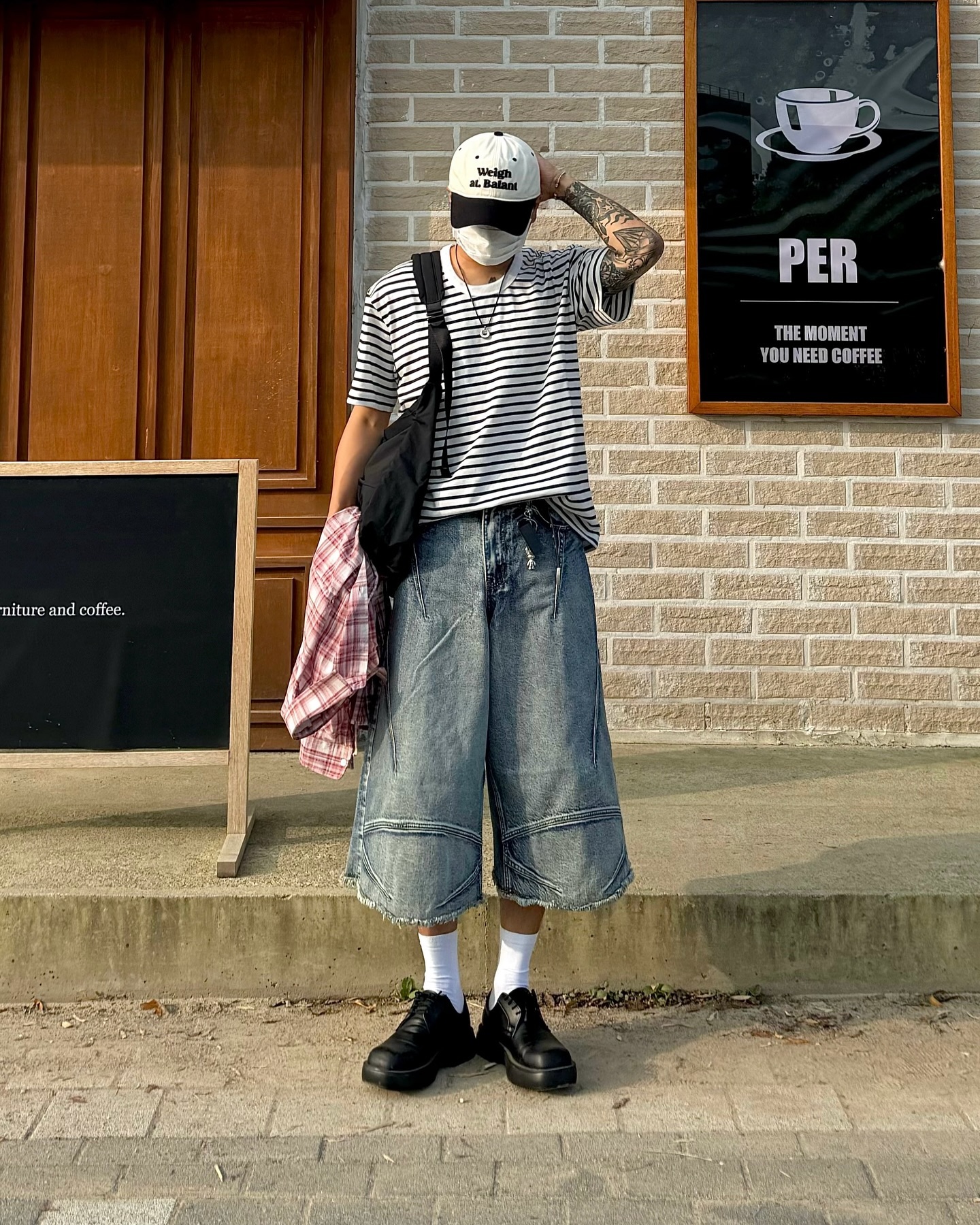 #광고 #뎁스 #뎁스프렌즈 
#디앤에스알 #dnsr #deps 

deps_kr dnsr__official 

감도 높은 브랜드들이 한곳에 모여있는
남성 전문 패션 플랫폼 뎁스에요!👆

좋은 기회로 서포터즈인 "뎁스 프렌즈'로
활동하게 되었는데 뎁스에서 진행하는 이벤트,
할인 혜택과 프로모션 등 입점중인 다양한
브랜드의 제품들까지 소개드리도록 할게요.😀

오늘 착용한 아이템들은 DNSR 브랜드의
스트라이프 티셔츠와 버뮤다 팬츠입니다.👏

개방적이라 시원해보이는 유넥 라인 반팔티와
긴 기장에 넉넉한 실루엣이 특징인 팬츠는 별 다른
포인트 없이도 스타일을 더 돋보이게 해주네요.👍

#반팔티 #스트라이프티 #스트라이프티셔츠 
#버뮤다팬츠 #버뮤다팬츠코디 #버뮤다팬츠추천
