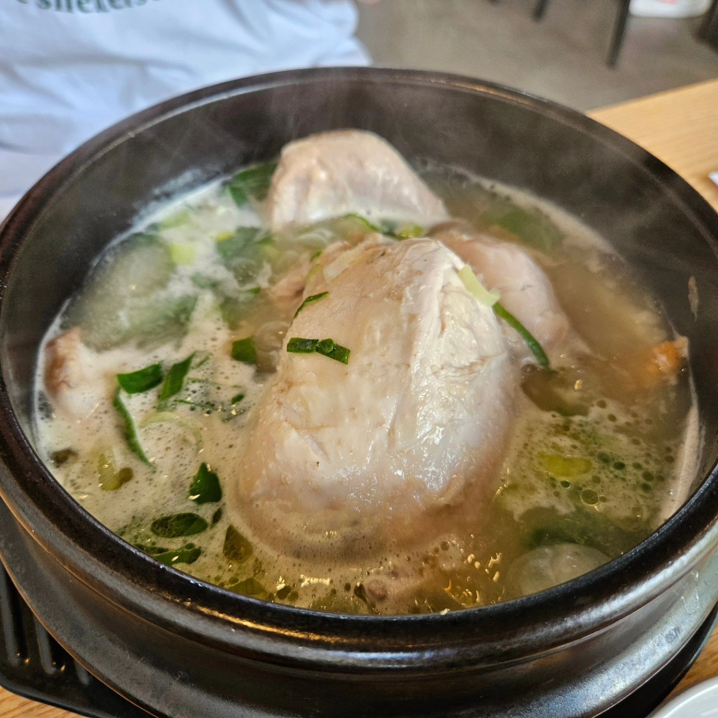 #정대감삼계탕

간단하게 한 그릇 뚝딱 먹을 수 있는 곳!
든든한 삼게탕이 한그릇에 만원밖에 하지 않아서 더 좋았음~! 주차장도 있어서 더 굿굿 든든하게 한그릇 먹을 수 있음
 나는 누룽지 삼계탕, 짝궁은 들깨 삼계탕을 먹었는데 👍
 감기로 인해 몸이 허해서  먹으러 왔는데 대 만 족❗️

 #대구삼계탕맛집 #대구맛집 #대구삼게탕 #대명동삼계탕 #삼계탕 #대구삼계탕맛집추천 #서부정류장맛집