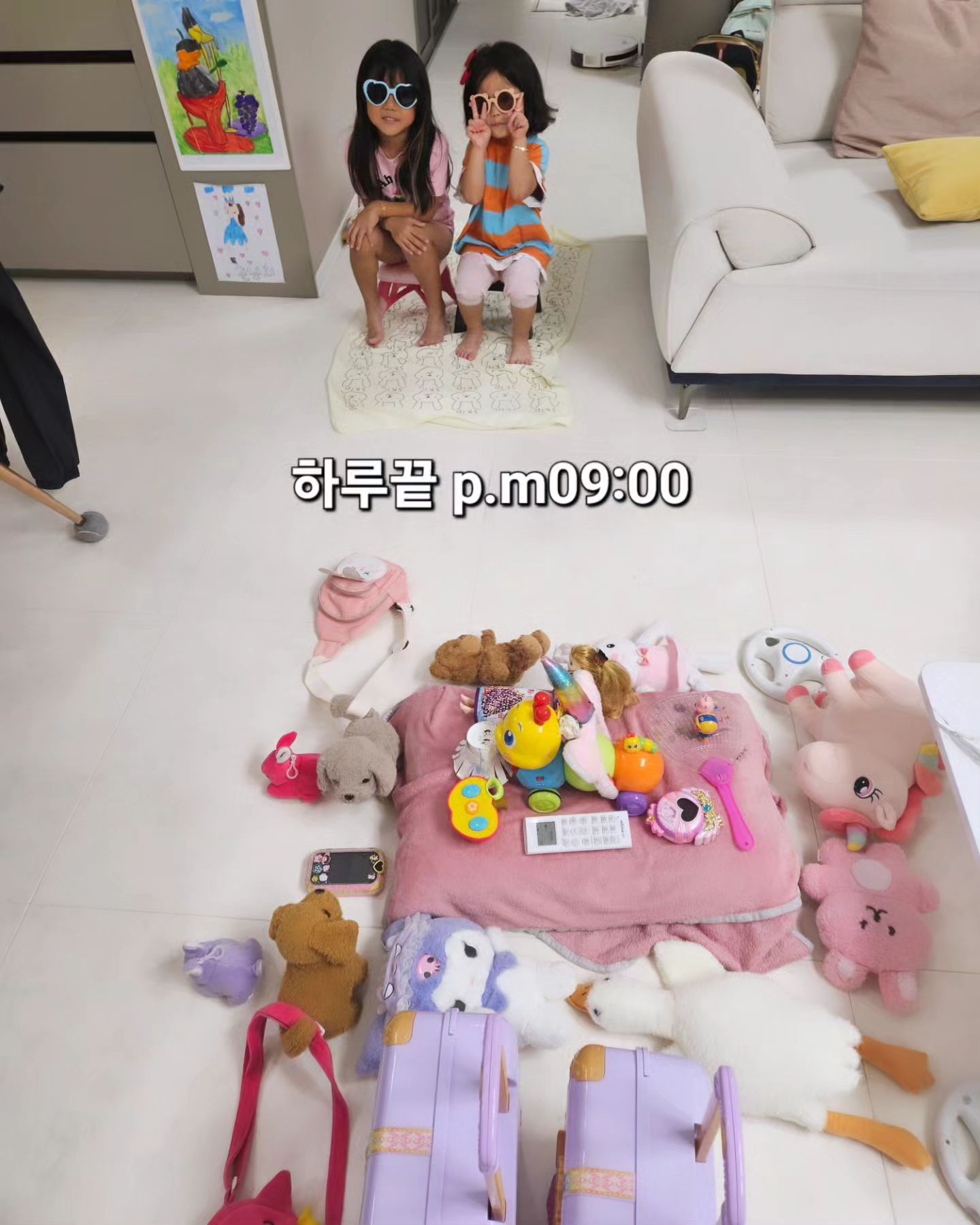 #화요일일상❤︎ #하루끝🙌 #밤9시 
.
퇴근길에 폭우가 쏟아졌다
남편이 훌랄라를 먹고싶다하여 시키고,
비때문에 한시간도 더걸린 배달.
배달아저씨 고생했다고 커피 건네드리고
8시넘어서 저녁
그리고 금새또 밤9시
언니 공부마무리해주고있는사이
둘찌셋찌는 온갖 인형들로 또 살림을 차렸다 😭
어차피 스스로 정리하고 자러들어갈거지만
하루끝이 길게 늘어진다 ㅎㅎ
조용할리 없는 우리집의 하루끝 ㅎㅎ 얼른 자자 🌙
.
#딸스타그램 #알아서잘놀아요 #딸셋그램 #다자녀그램