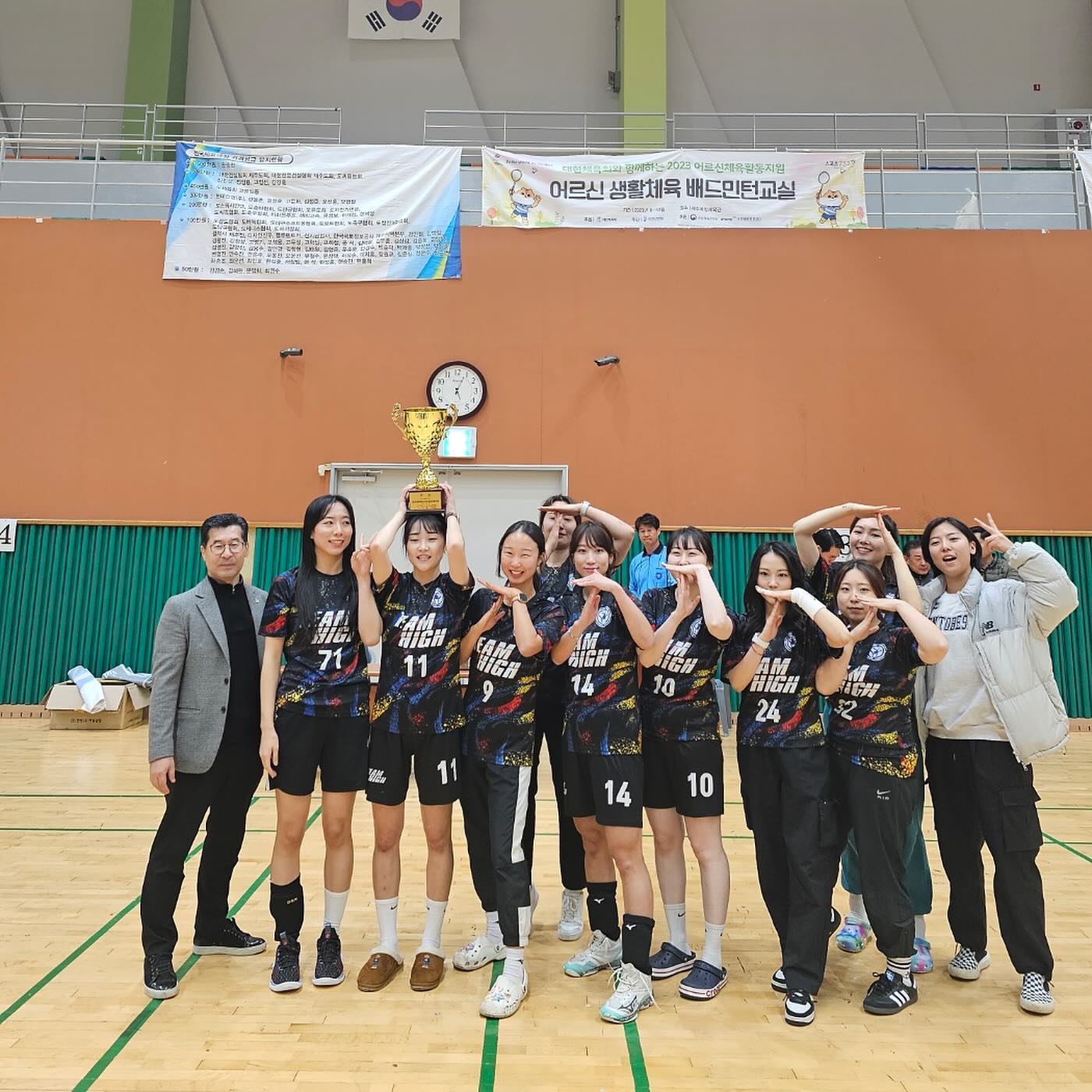 🏐

대학 때 합쳐서 지금까지 나가본 배구 대회 중 개인적으로 가장 만족스러웠다. 항상 공이 잘 안 보였는데, 이번에는 정신 딱 차리고 공을 봤다. 굉장히 즐기면서 그리고 열심히 뛴 경기였고, 우승까지 해서 너무 기쁘다! 팀하이 여성부 우승, 남자부 준우승의 팀결과도, 내 개인 결과도 뿌듯했다! 배구할 때만 움츠러드는 거 극복하게 해준 팀하이 고맙습니다 사랑합니다🧡 더 열심히해서 성장할게요!!!

#배구 #팀하이 #배구대회 #제주배구 #vollyball