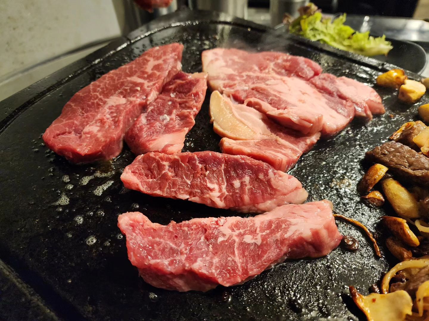 춘천에서 질좋은 소고기를 배부르고 착한가격에
맛볼 수 있는 정육식당 고기의신 고신

평일 주말할것 없이 남녀노소 불문 손님들이 가득
미국산 프라임등급 소고기, 국내산 1등급 돼지고기,
투뿔한우까지 다양하게 판매 ❤️ 

버터를 두르고 구워먹는 소고기는 입안에서 살살 🥩 

600g 1kg단위로 판매하는 반마리 한마리세트 추천

항상 손님들로 꽉 차는곳이라 예약필수 🍺 

#고신 #고기의신 #강대맛집 #효자동맛집 #춘천소고기 #춘천삼겹살 #춘천한우 #고독한대식가 #춘천정육점
#춘천정육식당