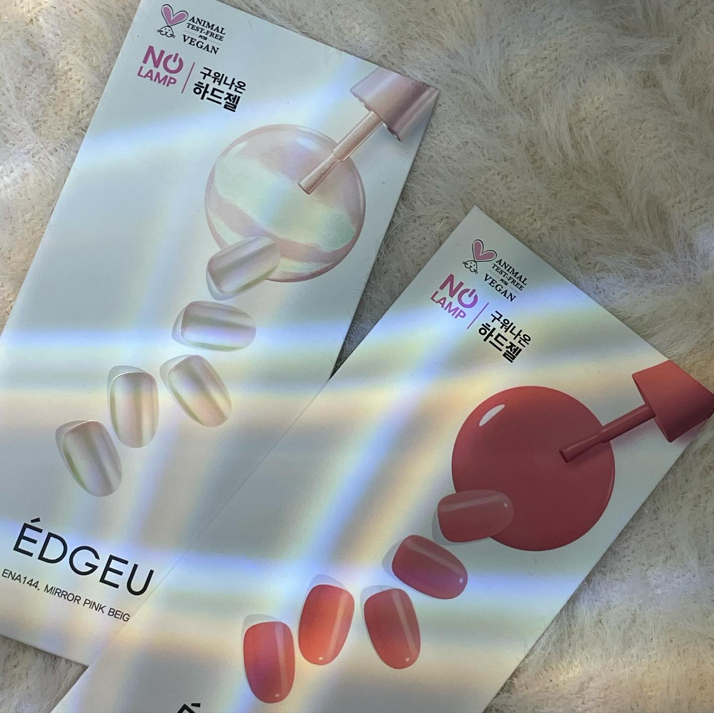 #협찬 edgeu_official

요즘 너무 바빠서 네일 하러 못가는 탓에 손톱 엉망이었는데
엣지유 젤네일이 구원자로 두둥 등장 ʚ˘◡˘ɞ

리얼 젤 네일을 경화해서 만든거라
램프에 구우면 지속력도 엄청 좋다구 한당 !
올리브영에 런칭되어서 급할 때 사기도 짱 죠음 ♥
1/31까지 런칭 기념 20% 할인도 하는 건 안비밀 (속닥)

#엣지유 #미러네일 #올리브영런칭 #올리브영네일 #네일스티커 #젤네일스티커 #젤네일 #네일아트 #셀프네일