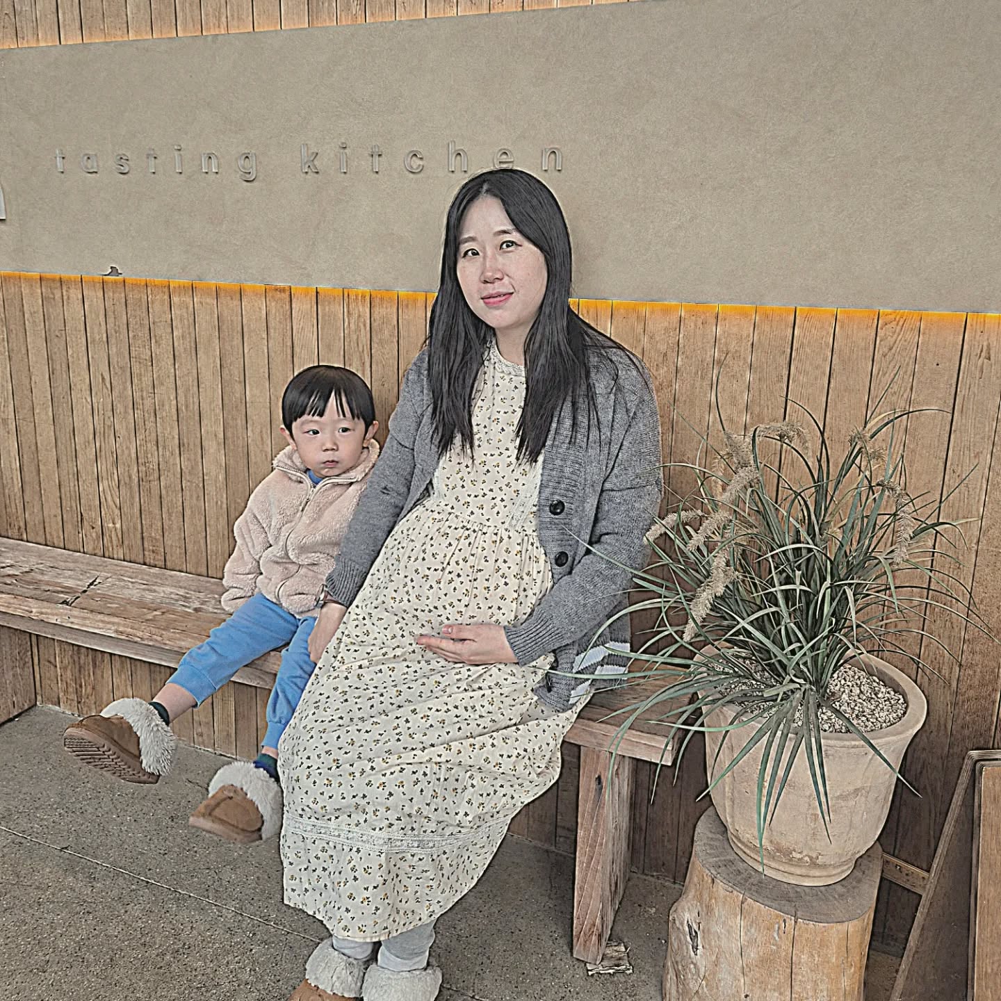 오늘부터 출산휴가!
32주부터 배뭉치며 힘들어했던 김햇살 수고했어
너가 3주 잘버텨줘서 엄마 무사하게 휴가를 버텨줄수 있었다!
잎으로 2주 더 엄마 배 안에서 꼬옥 붙어서 지금처럼
형아랑 조금 더 시간 보낼수 있게 기다려 주렴

다온이때는 퇴사였는데 앞으로 일년반동안 콕 붙어있으며
다온아 ^^ 기초생활습관을 다시 잡아보자

엄마랑 똑 닮은 내 소중한 다오니
다오니랑 똑같은 우리 햇살이
두 아들 앞으로 잘해보자

엄마의 컨디션 난조로 집안일 몰빵하고 있는
김서방도 수고하고 있어요 👏 👏 
가족끼리 똘똘뭉쳐서 이 난관을 잘 이겨내보자